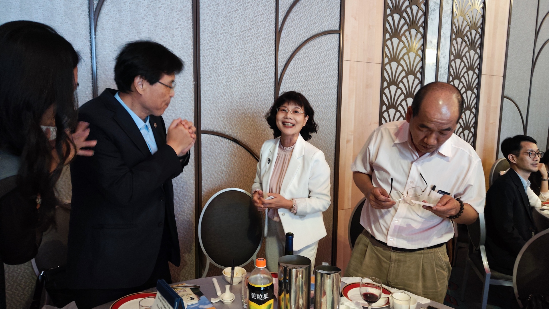 高雄大學校長陳月端熱情問候現場系友及學員03