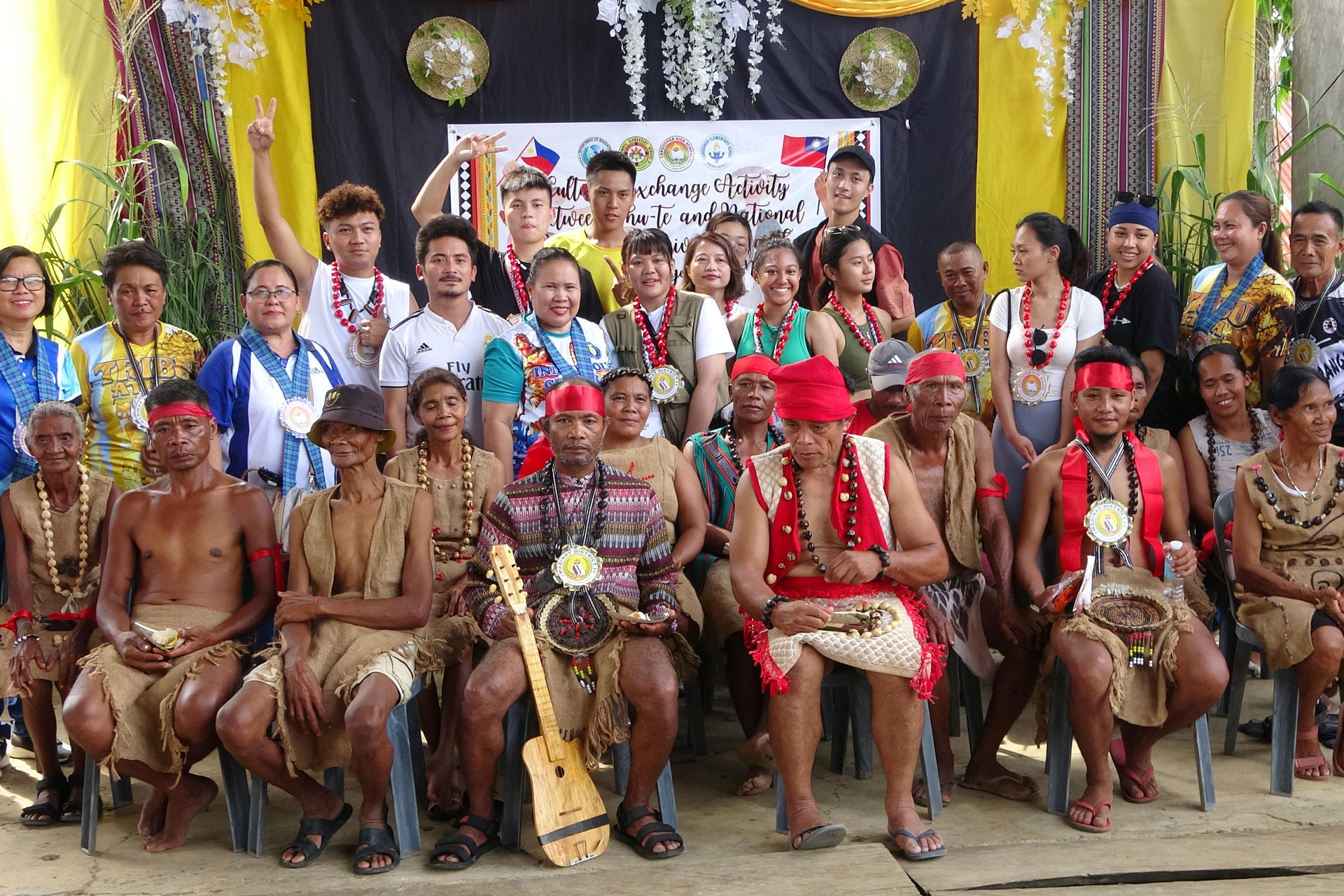 The "Indigenous Culture Exchange Activities of Austronesian Culture" activity took photos with the local indigenous people during their exchange visit to the Philippines.