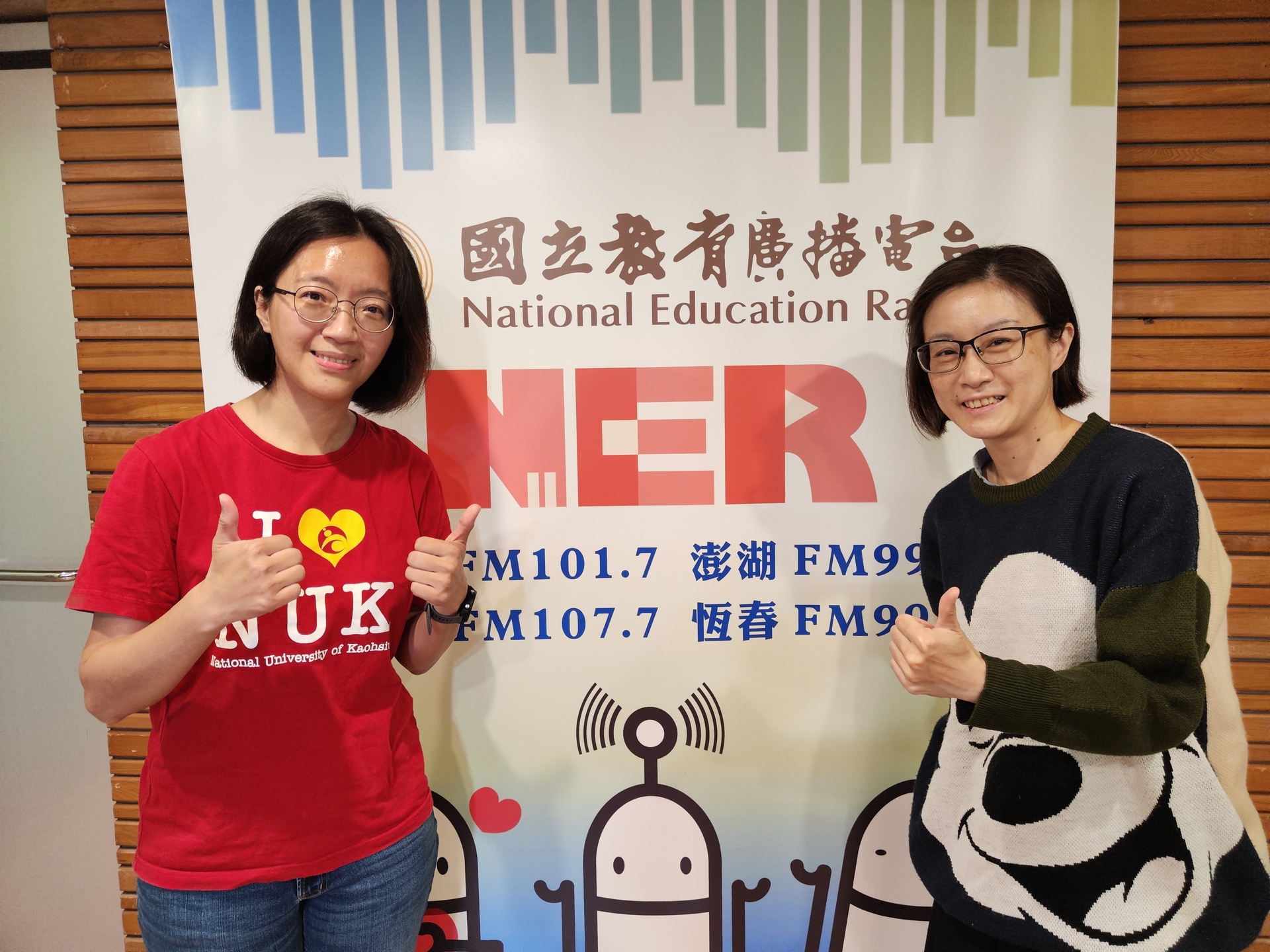 高雄大學應數系主任張惠蘭（左）接受教育廣播電台Tea Time時光節目主持人Ruby專訪01