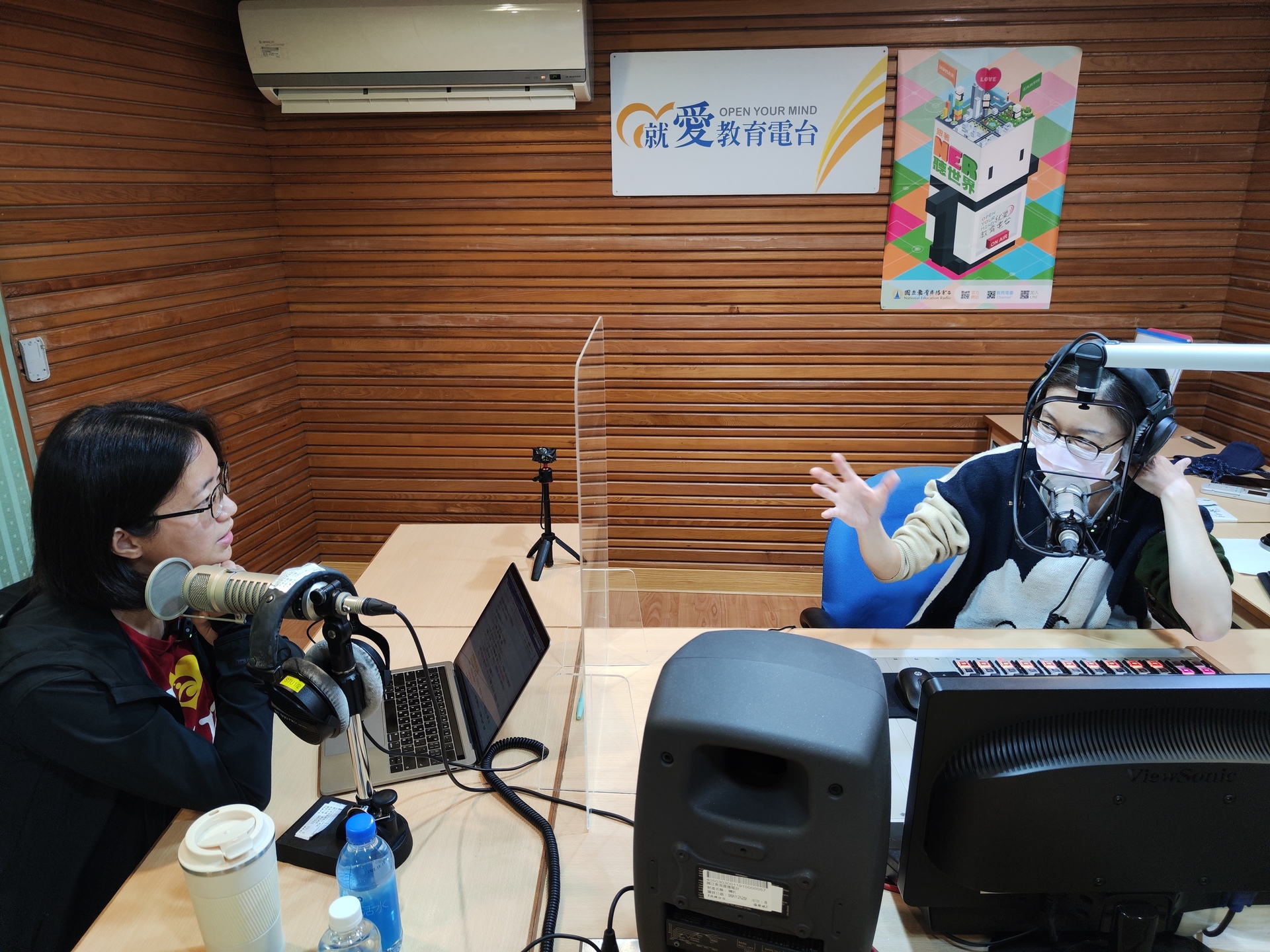 高雄大學應數系主任張惠蘭（左）接受教育廣播電台Tea Time時光節目主持人Ruby專訪02