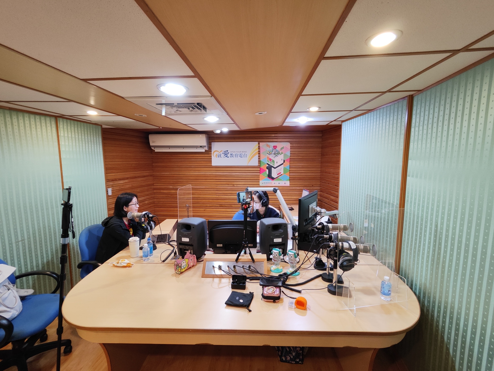 高雄大學應數系主任張惠蘭（左）接受教育廣播電台Tea Time時光節目主持人Ruby專訪03