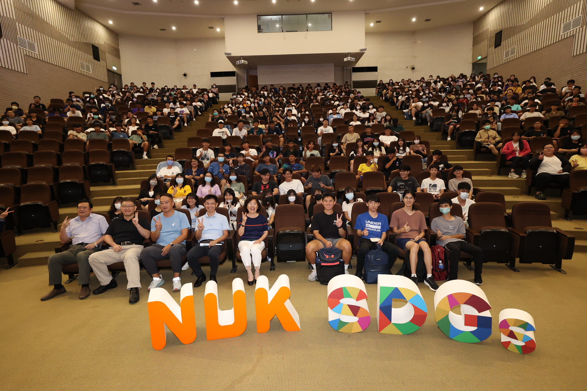【資料照片】高雄大學教學發展中心招募「新生引導員」，協助中心、手把手引領今年9月入學（113學年度）新鮮人更快融入適應大學環境與生活。