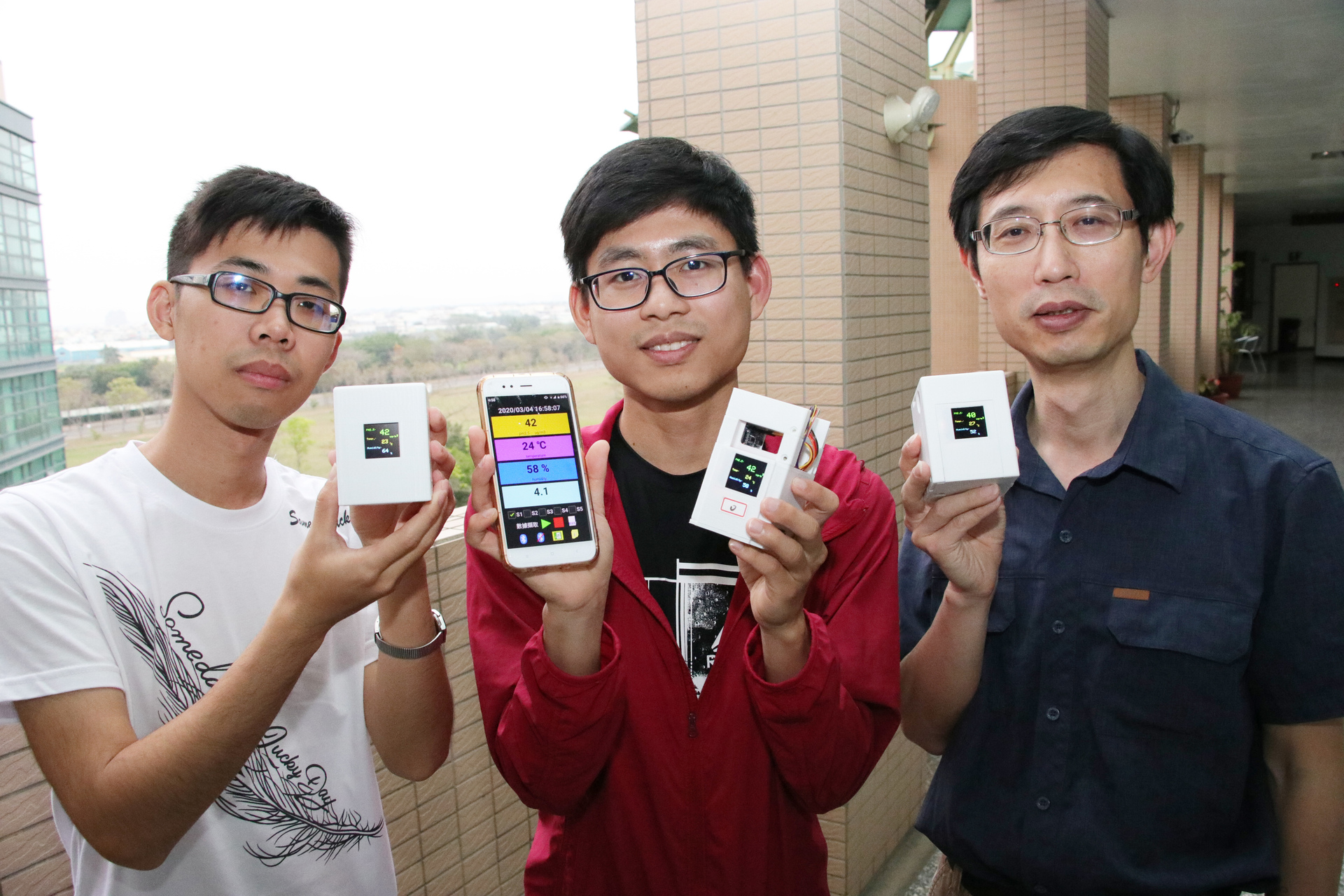 應物系副教授余進忠（右）指導碩士生徐義鴻（中）、陳慶宏開發「空氣盒子」體積輕巧如牛奶盒可隨身攜帶。
