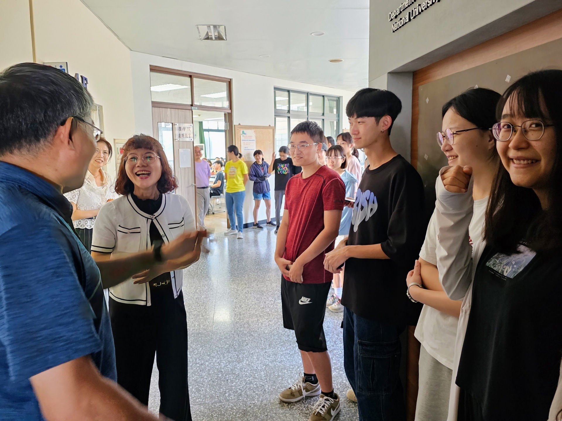 Principal Yueh-Tuan Chen of the NUK visited colleges and the General Education Center to express gratitude. 007