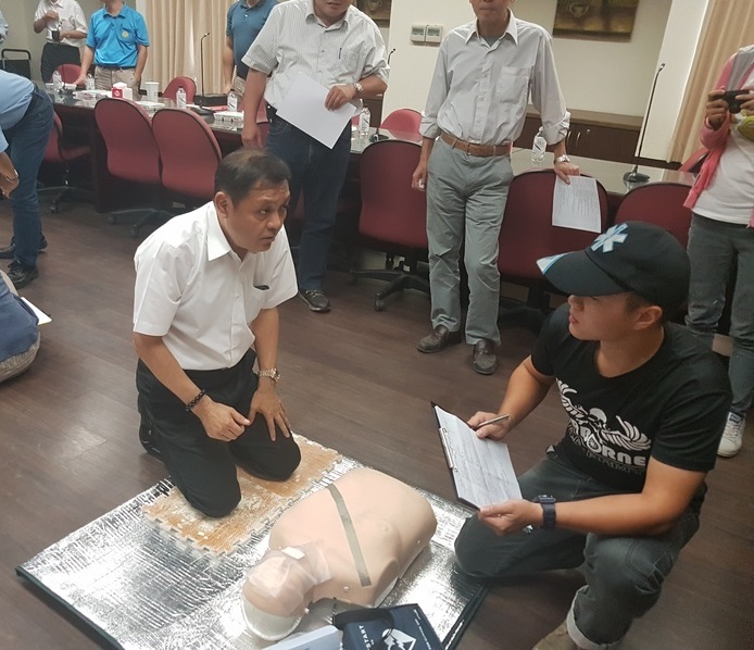 學術副校長進行AED施作測試
