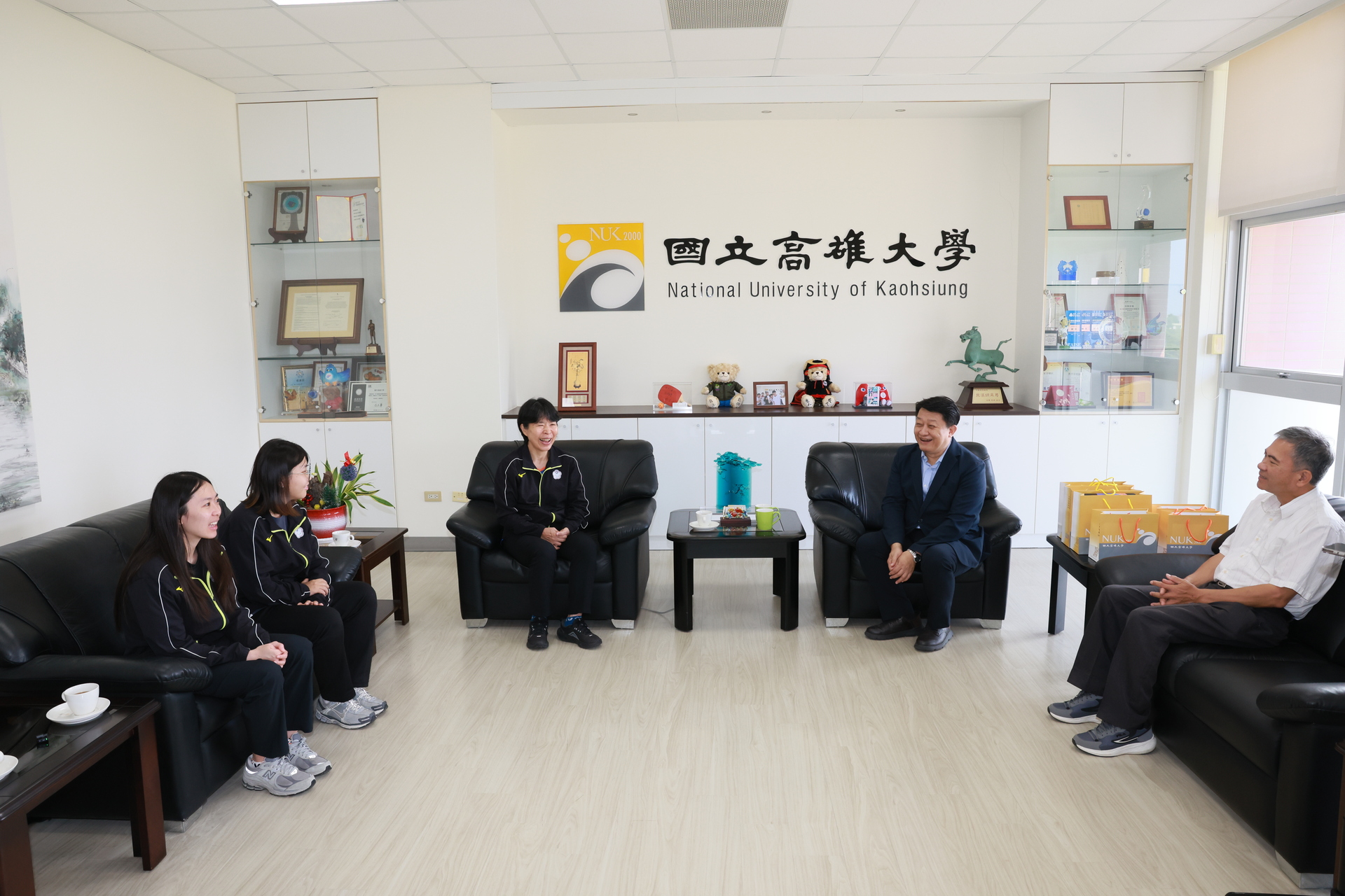校長陳啓仁接見王明月、田曉雯、林姿妤、蘇晉賢師徒一行，祝福與期勉001