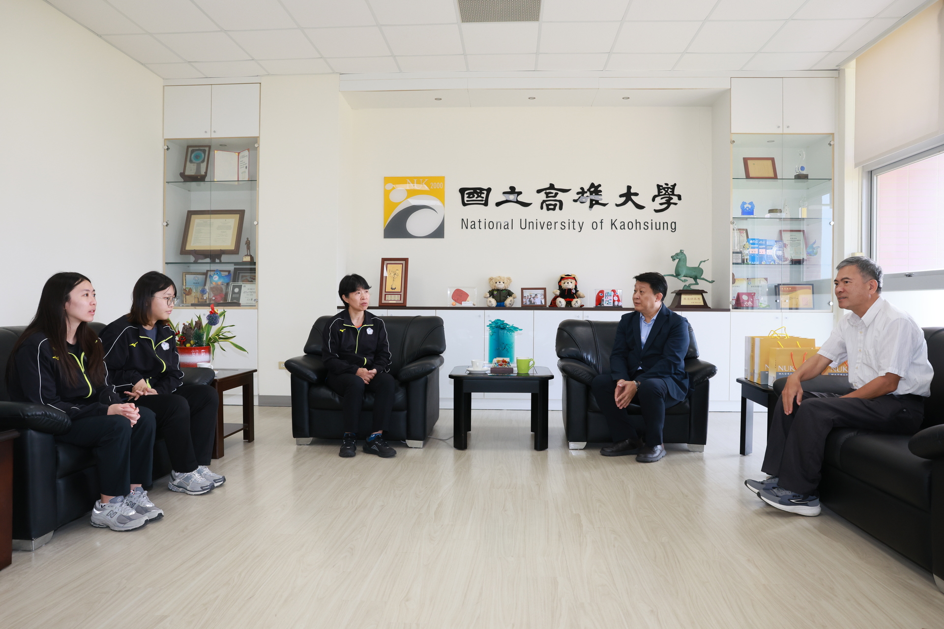 校長陳啓仁接見王明月、田曉雯、林姿妤、蘇晉賢師徒一行，祝福與期勉003
