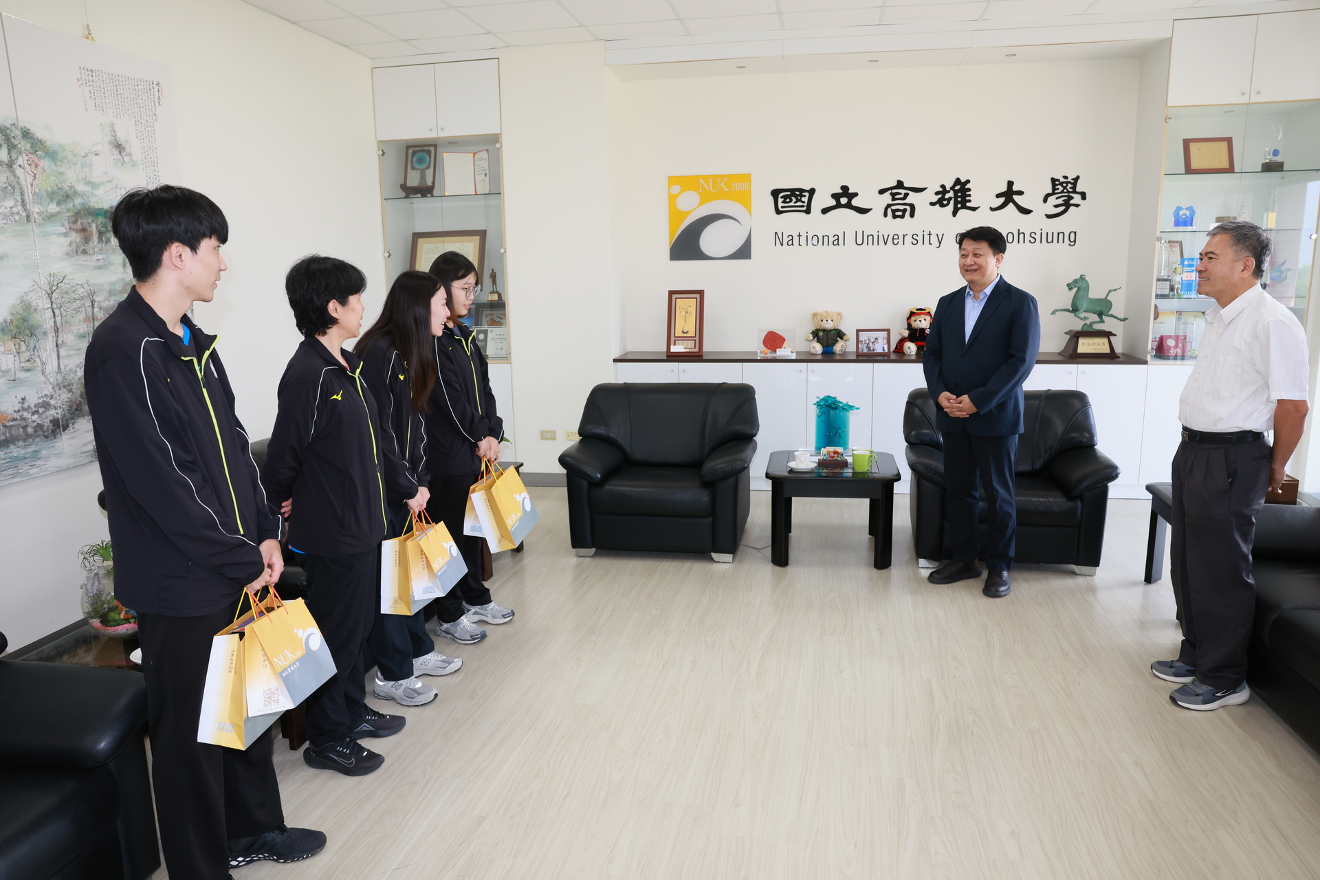 校長陳啓仁接見王明月、田曉雯、林姿妤、蘇晉賢師徒一行，祝福與期勉006