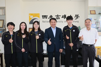 校長陳啓仁接見王明月、田曉雯、林姿妤、蘇晉賢師徒一行,祝福與期勉。