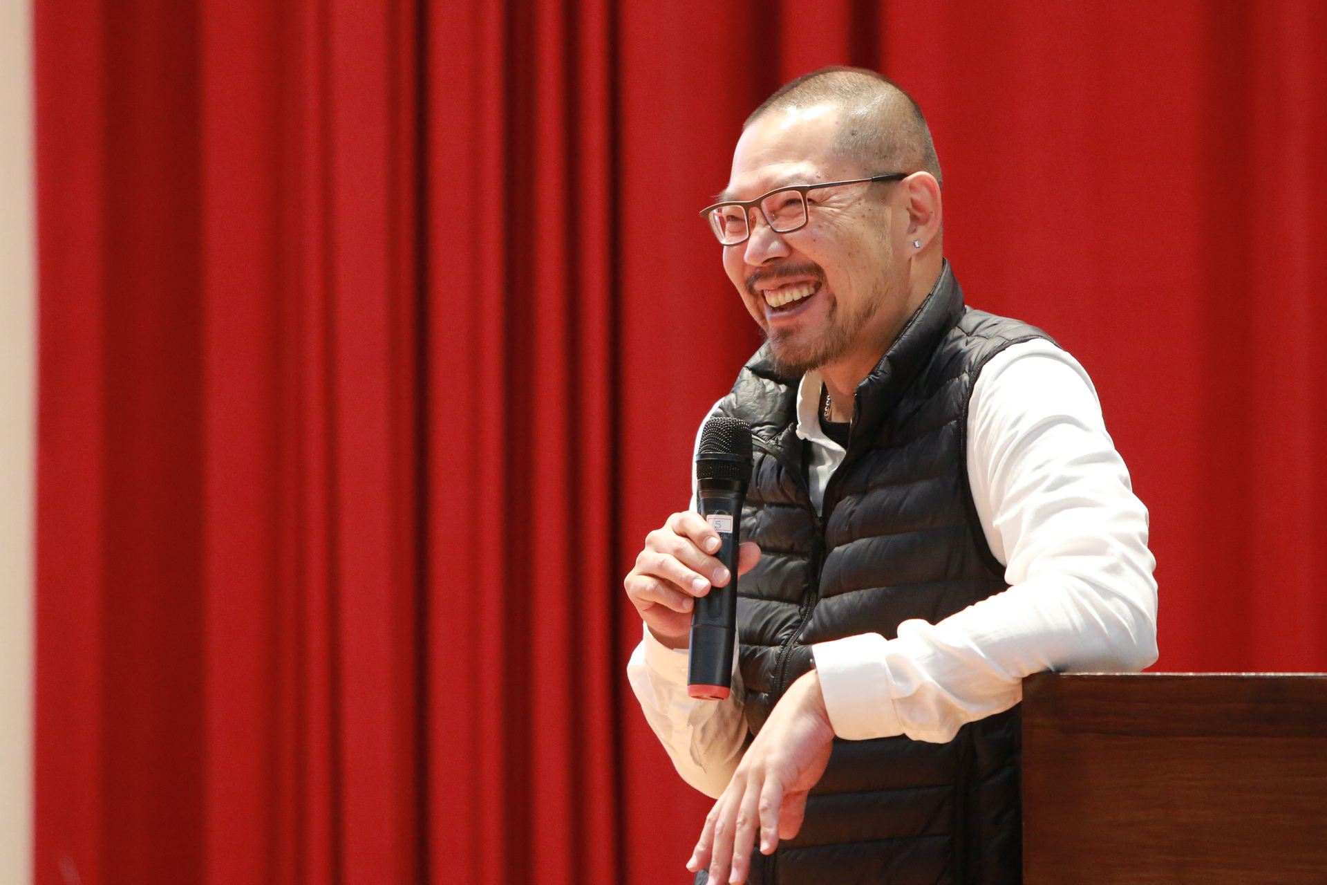 衛武營國家藝術文化中心藝術總監簡文彬大力推銷、鼓吹師生帶著輕鬆心情，造訪這座全球最大單一屋頂綜合劇院、台灣的文化「客廳」。