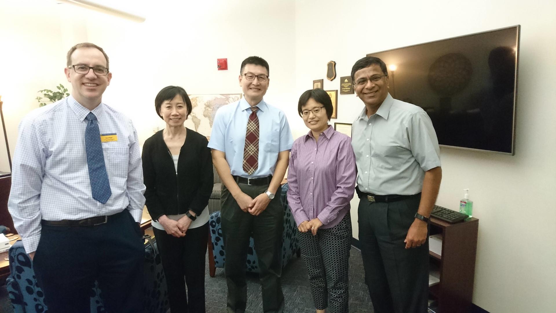 管理學院院長耿紹勛（中）率隊，造訪美國「密西根州立大學Dearborn分校」，進行為期6週課程，學習各種領域融入永續議題的課程。