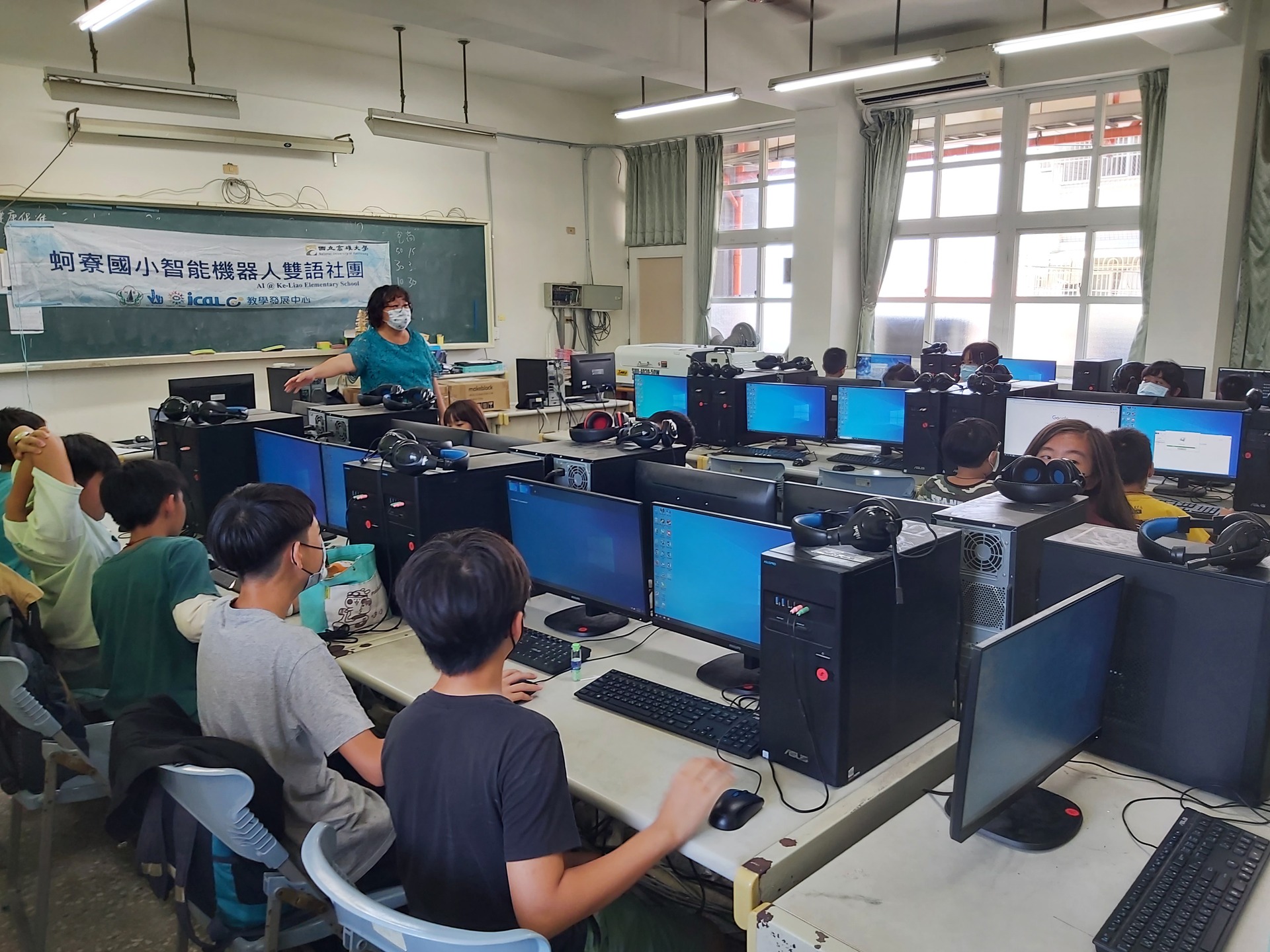 國立高雄大學、高雄市梓官區蚵寮國小今年再度攜手辦理「雙語機器人社團」001