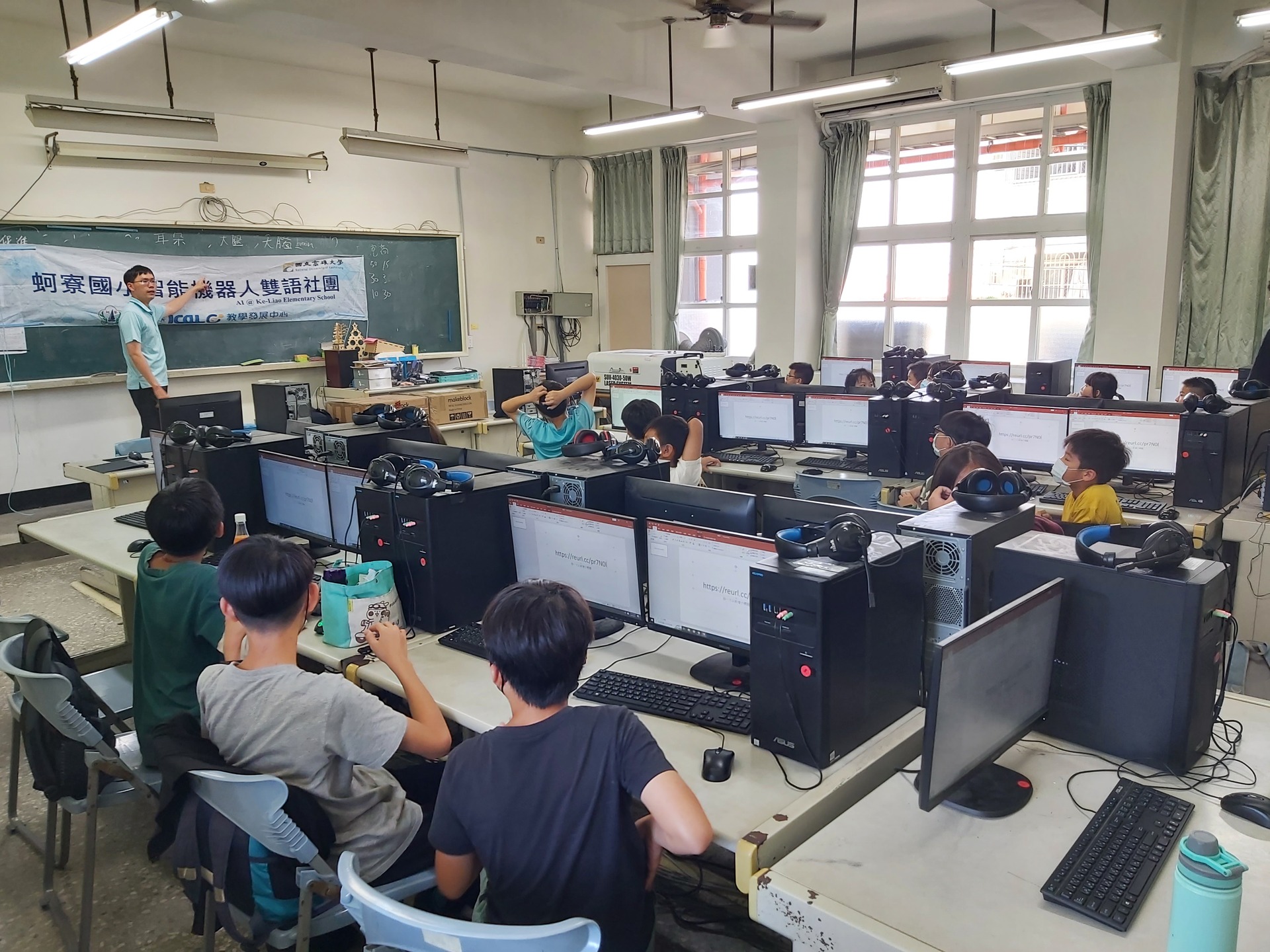 國立高雄大學、高雄市梓官區蚵寮國小今年再度攜手辦理「雙語機器人社團」002