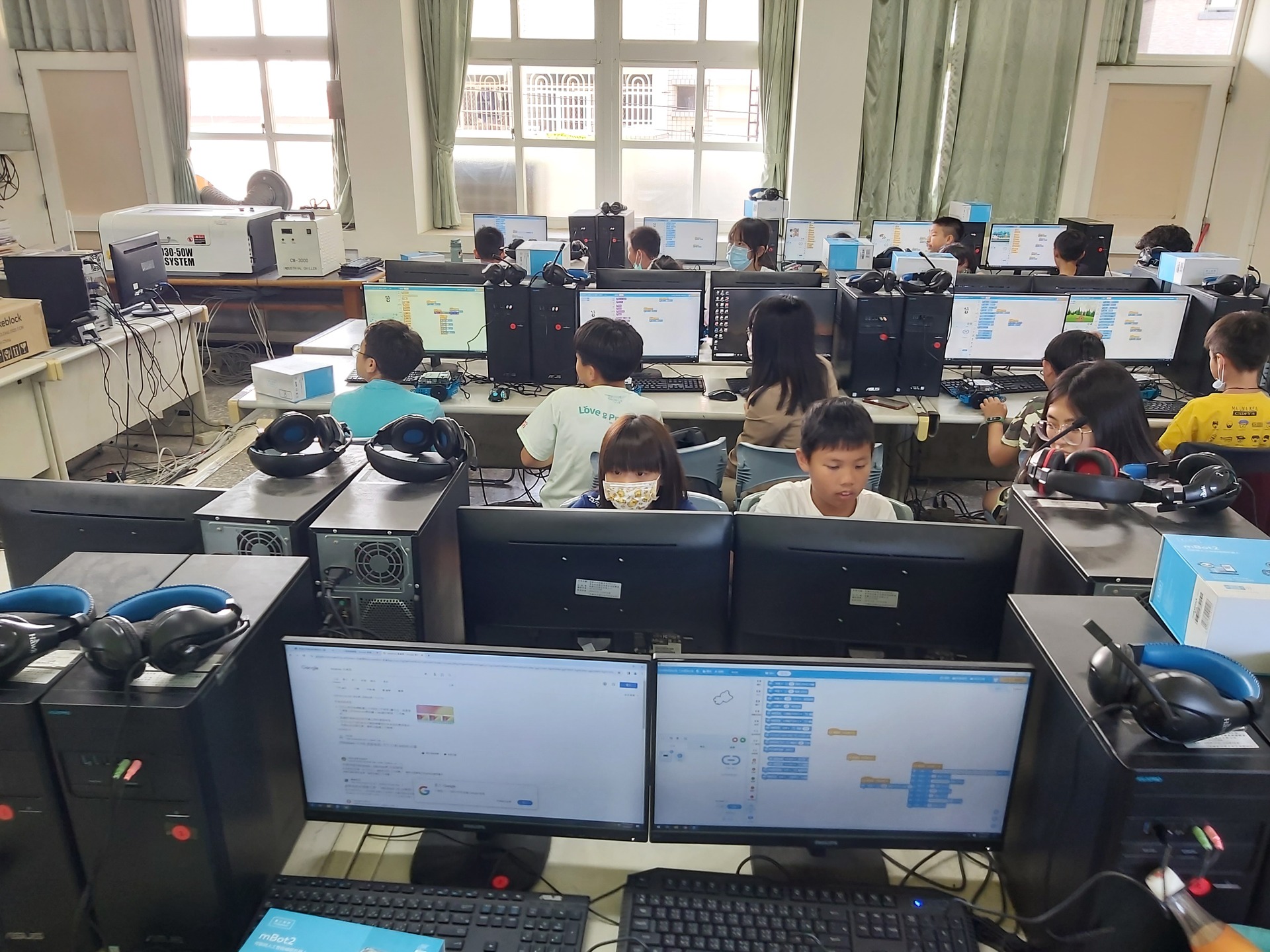 國立高雄大學、高雄市梓官區蚵寮國小今年再度攜手辦理「雙語機器人社團」003