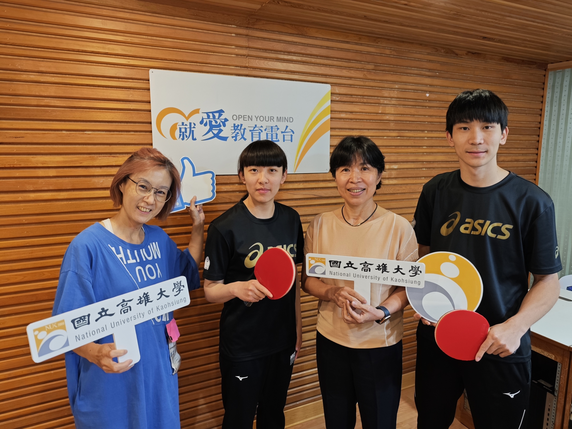 高雄大學運動競技學系教授兼學務長王明月，帶領子弟兵林姿妤、蘇晉賢上節目受訪，師徒分享投身「帕拉林匹克運動會（Paralympic Games）」桌球賽事心路歷程001圖片