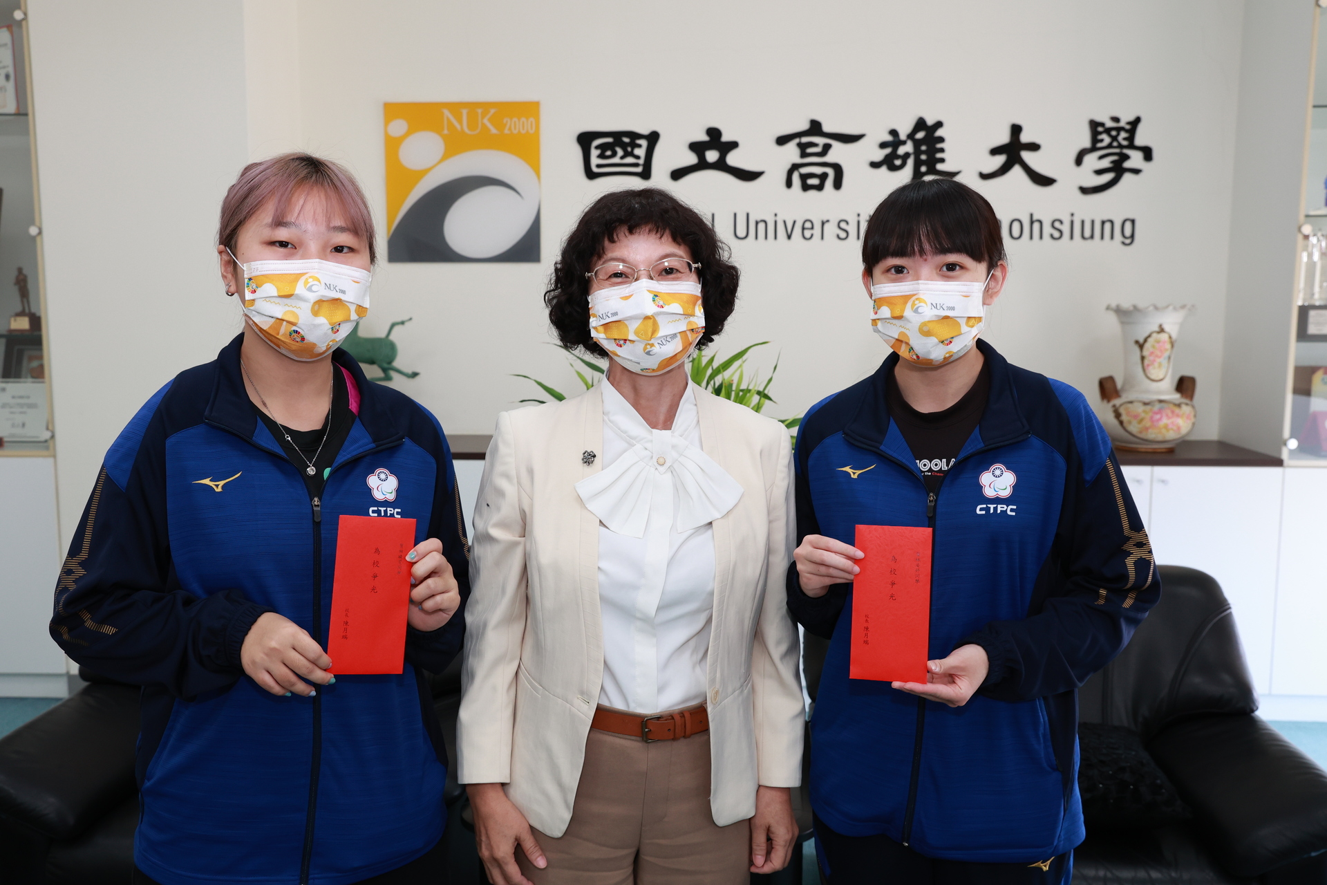 高雄大學校長陳月端(中)慰勉帕運桌球選手、運動競技學系學生田曉雯（左）、林姿妤， 並致贈每人1萬元獎金，鼓勵再接再厲、再創佳績。圖片