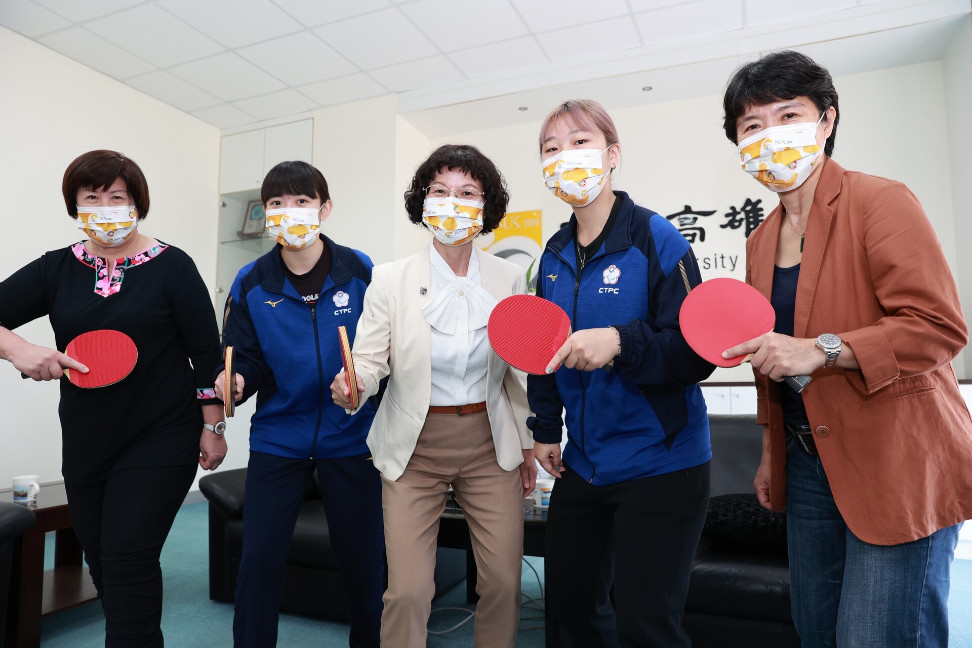 高雄大學校長陳月端今（23）日接見帕運桌球選手、運動競技學系學生田曉雯、林姿妤圖片