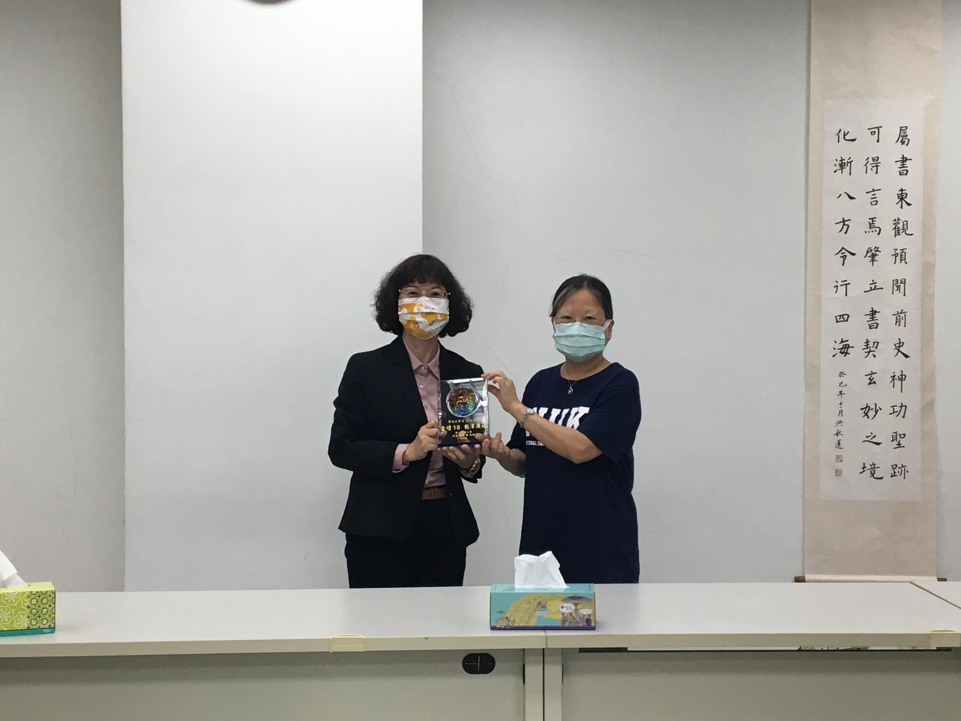 1.校長致贈紀念品
