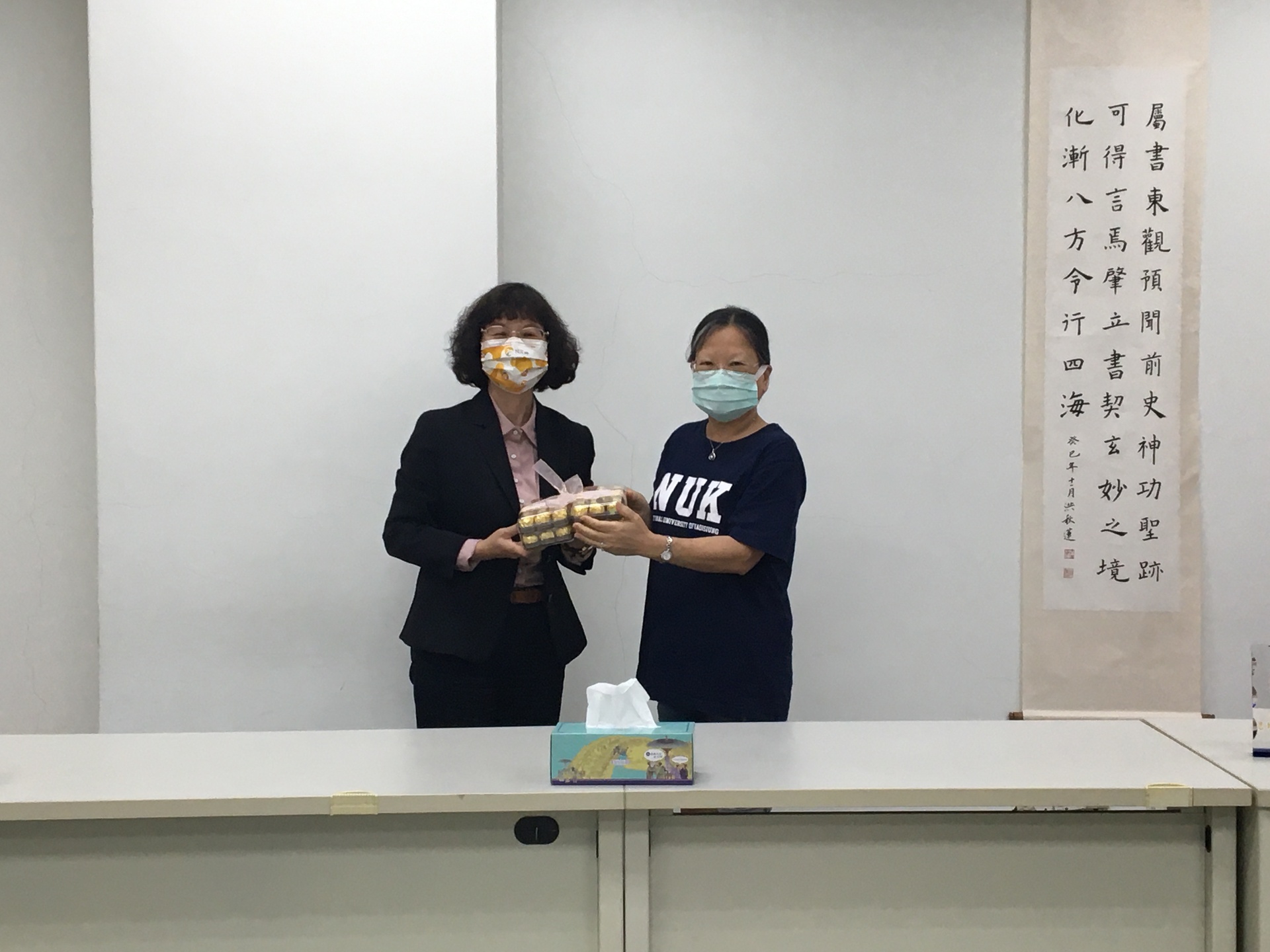 2.校長致贈紀念品