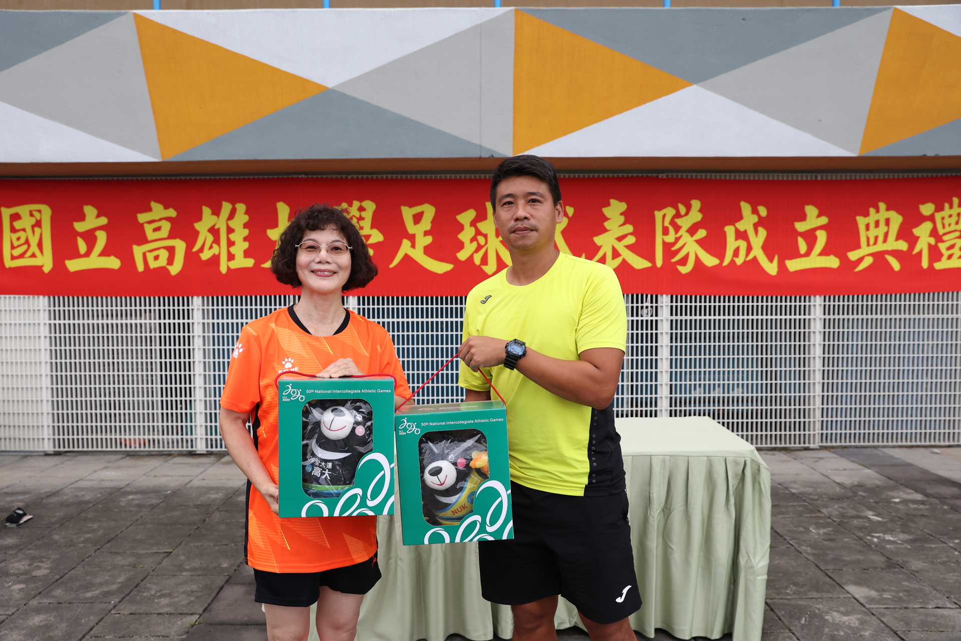 校長陳月端致贈紀念品予路竹高中教練圖片