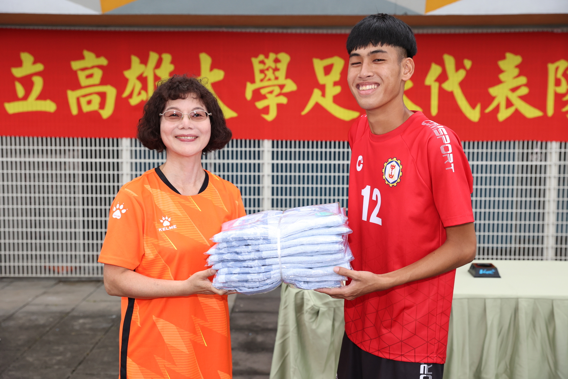 校長陳月端致贈運動毛巾予中山工商足球隊圖片