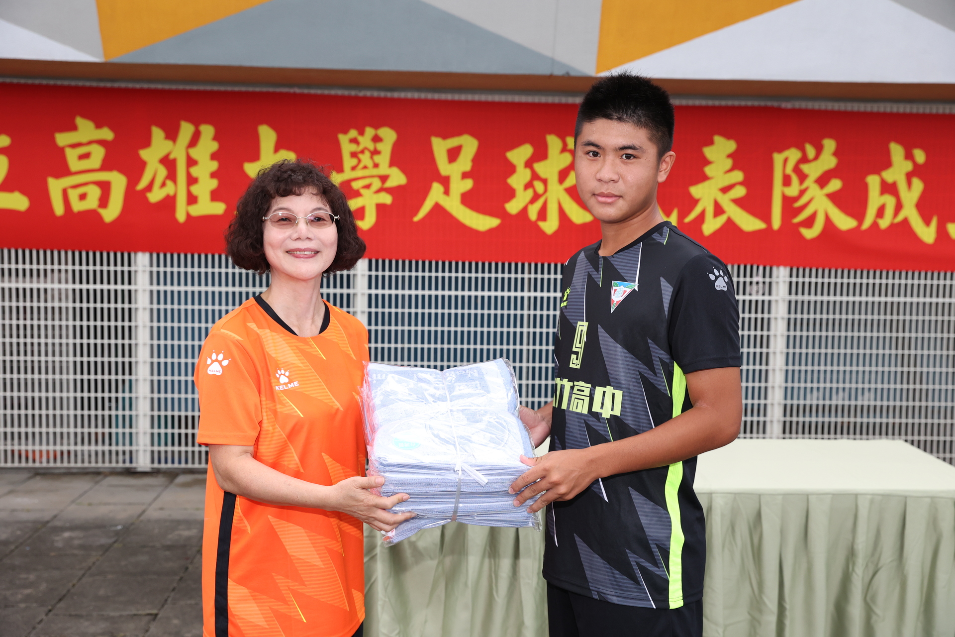 校長陳月端致贈運動毛巾予路竹高中足球隊圖片