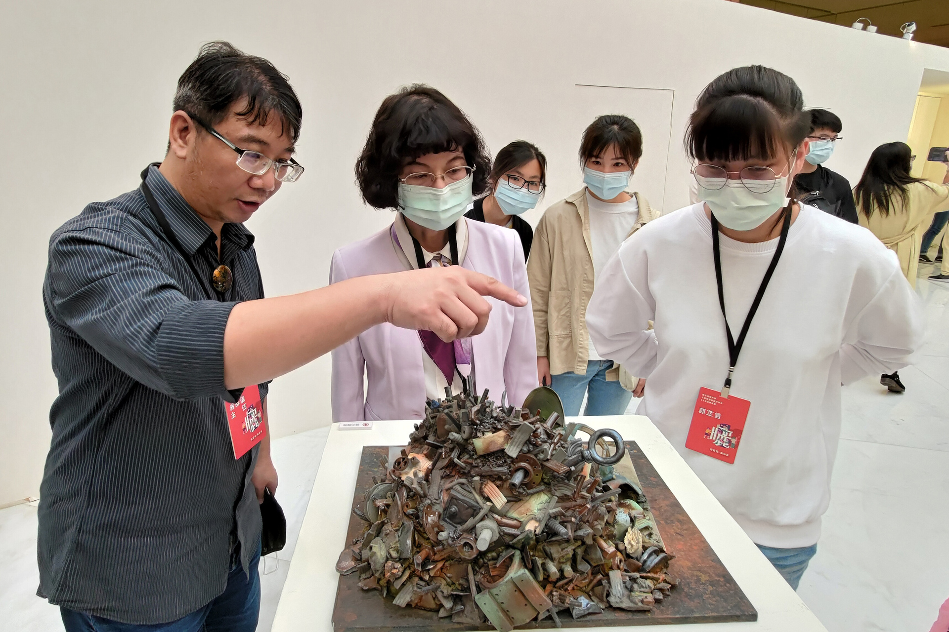 藝創系110級畢業成果展《曬》高雄場17日開幕，校長陳月端（中）出席表達支持並參觀學生作品，系主任翁群儀（左）帶展介紹。