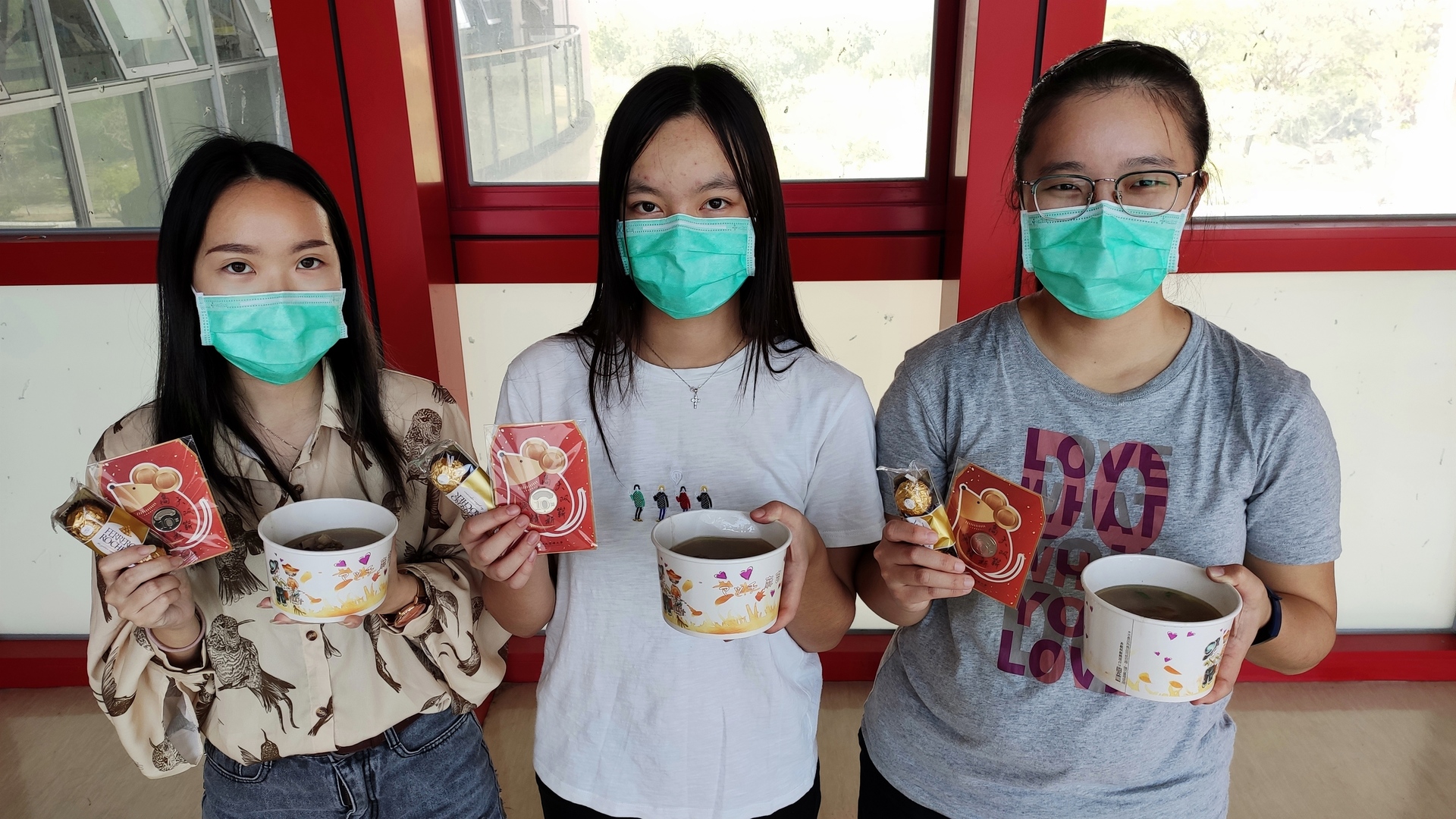 接受「居家檢疫」港澳學生健康健康出關，校方準備豬腳麵線祝福平安回歸校園。