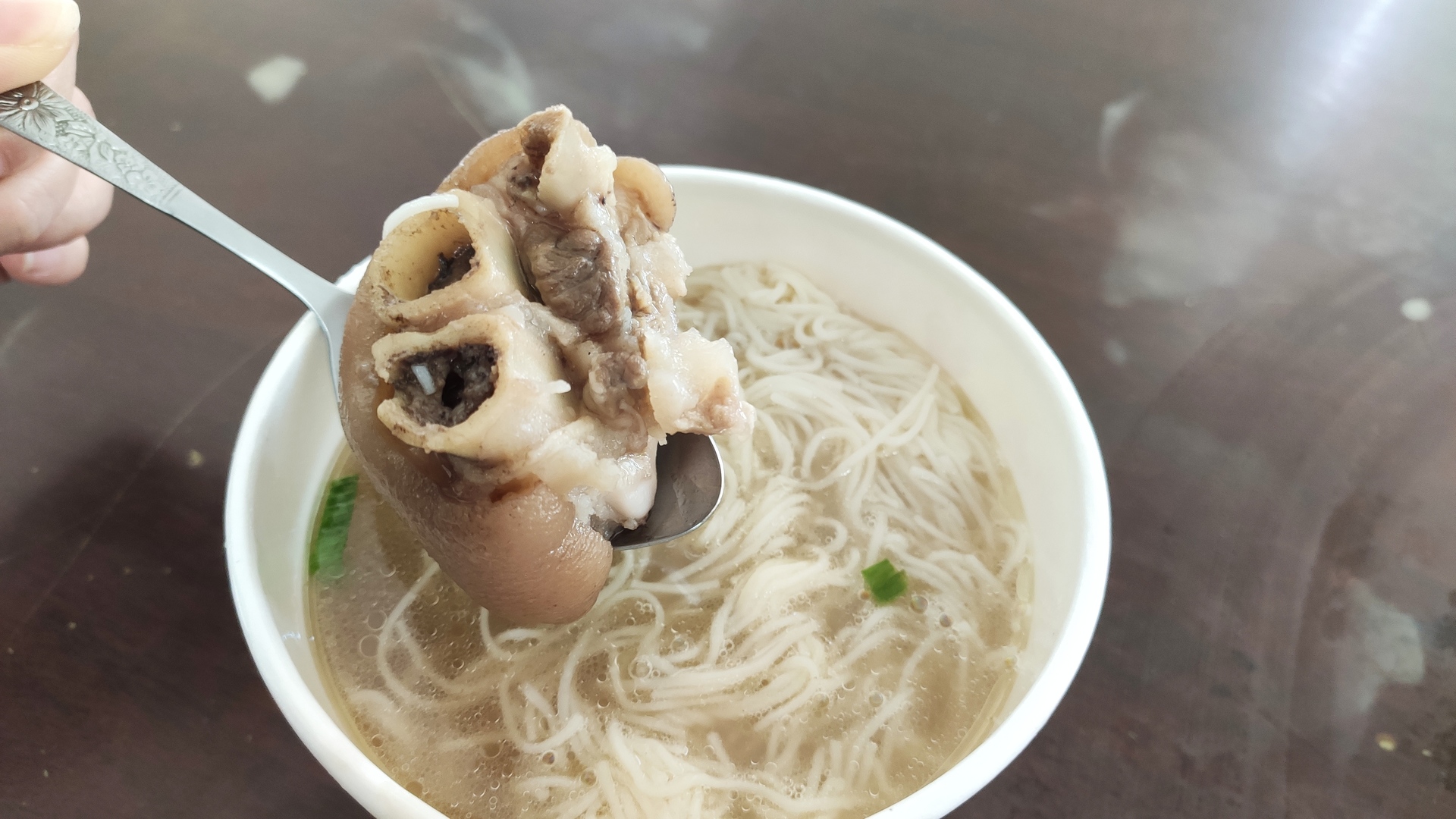 校方準備豬腳麵線祝福