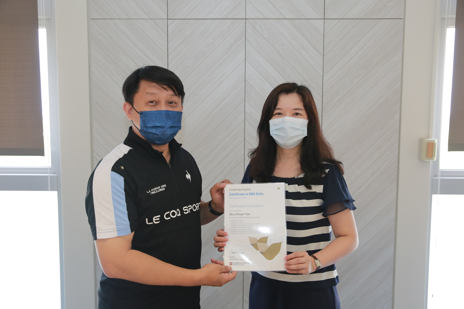 學術副校長陳啓仁（左）頒授證書予EMI全英語授課認證教師01