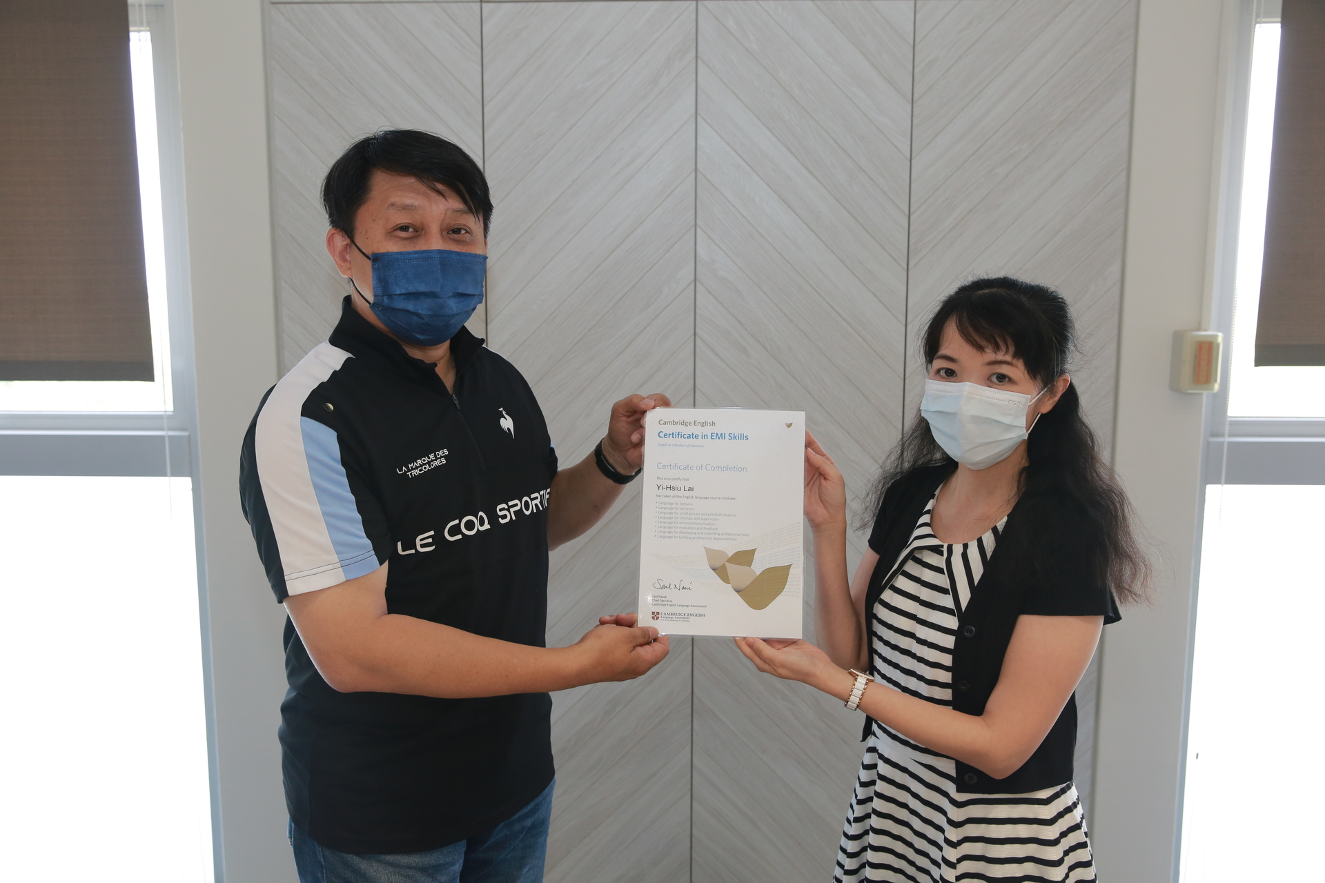 學術副校長陳啓仁（左）頒授證書予EMI全英語授課認證教師02