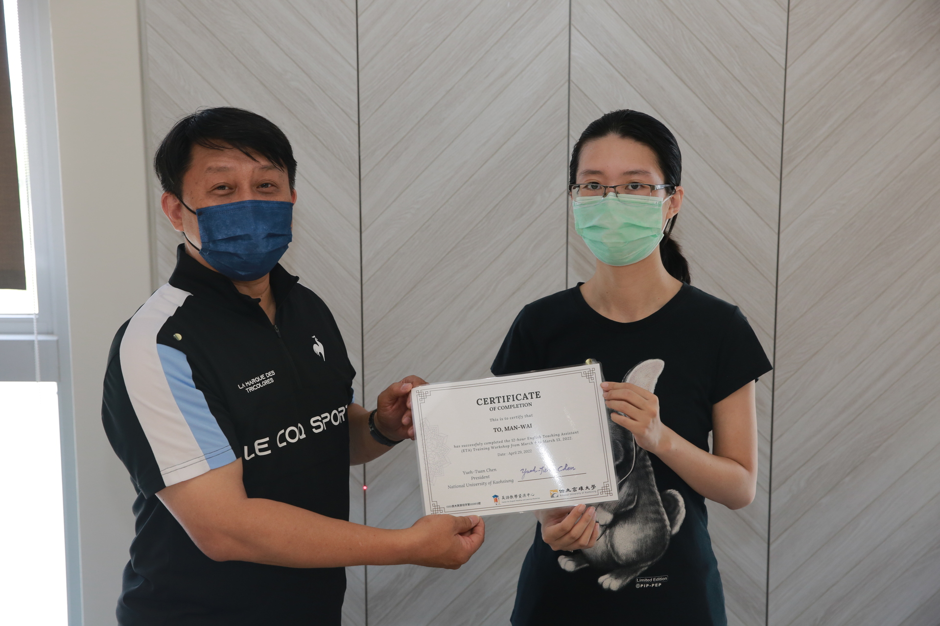 學術副校長陳啓仁（左）頒授證書予合格ETA01