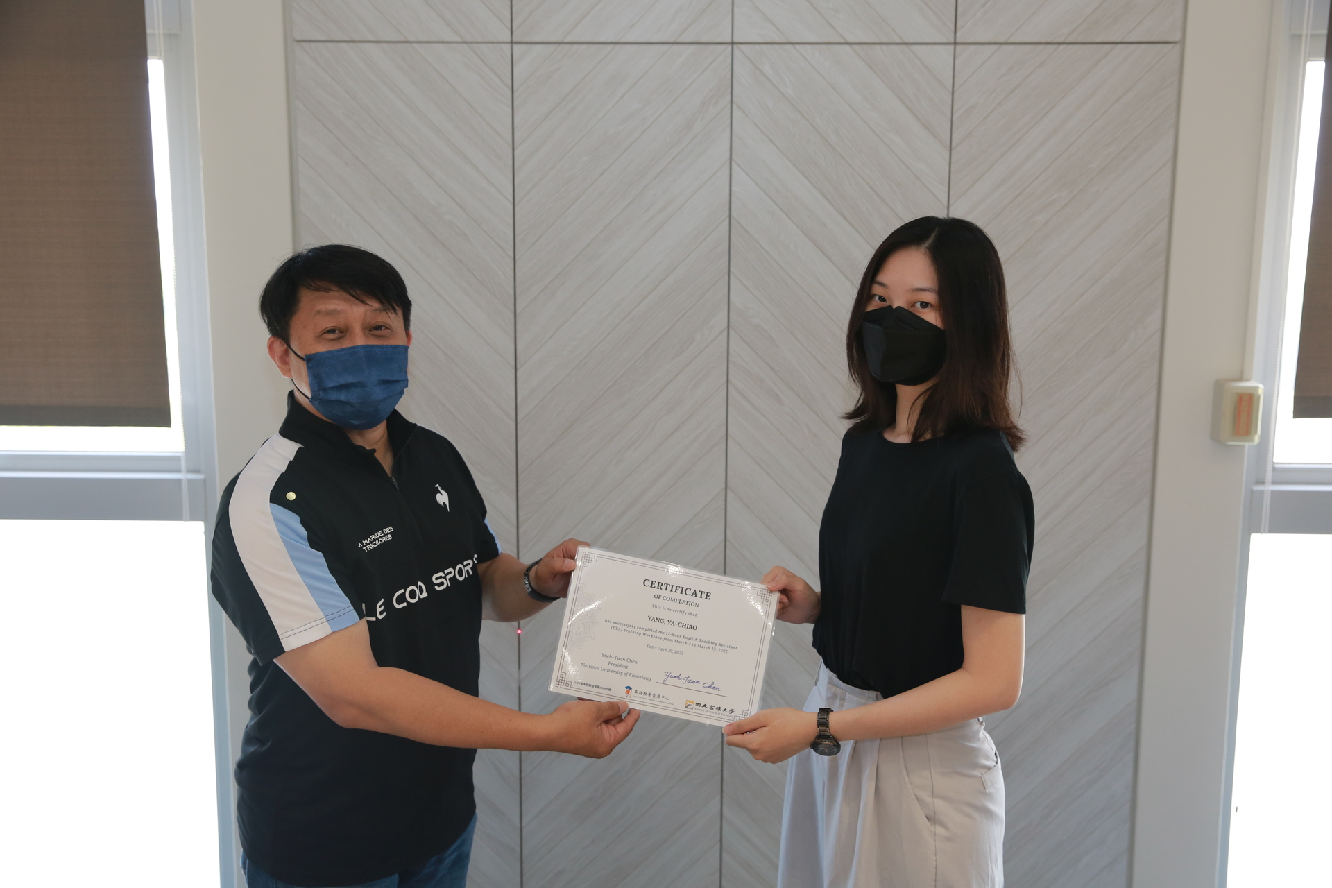學術副校長陳啓仁（左）頒授證書予合格ETA02