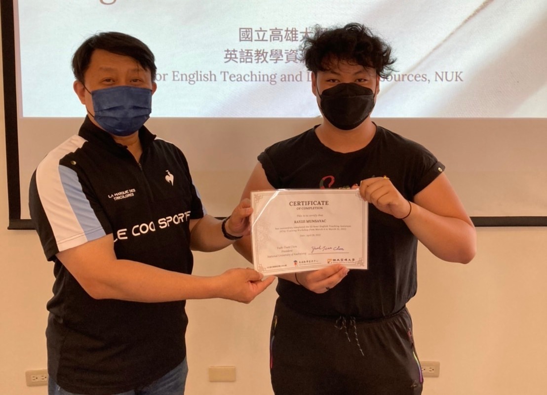 學術副校長陳啓仁（左）頒授證書予合格ETA03