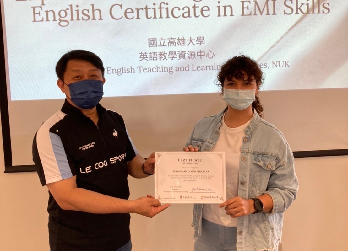 學術副校長陳啓仁（左）頒授證書予合格ETA05
