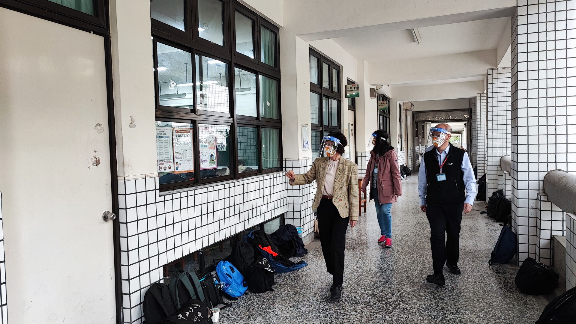 111大學學測今（21）日登場，高雄三考區主任、高雄大學校長陳月端帶領主管逐一巡視試場，慰勉試務人員辛勞。