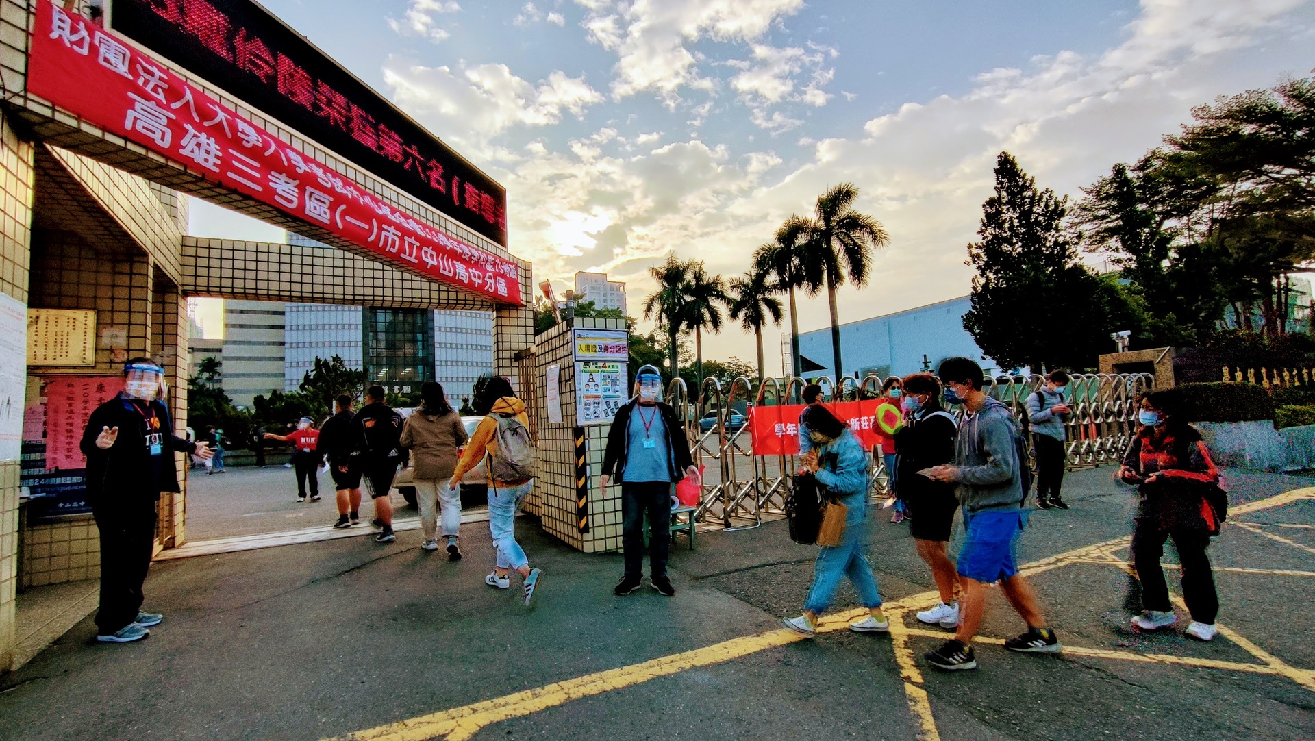 111大學學測今（21）日登場，高雄大學負責高雄三考區，落實防疫規定01。
