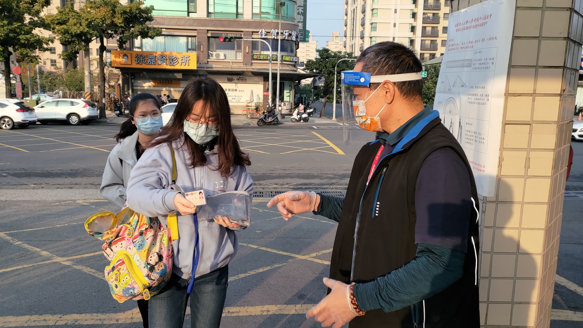 111大學學測今（21）日登場，高雄大學負責高雄三考區，落實防疫規定02