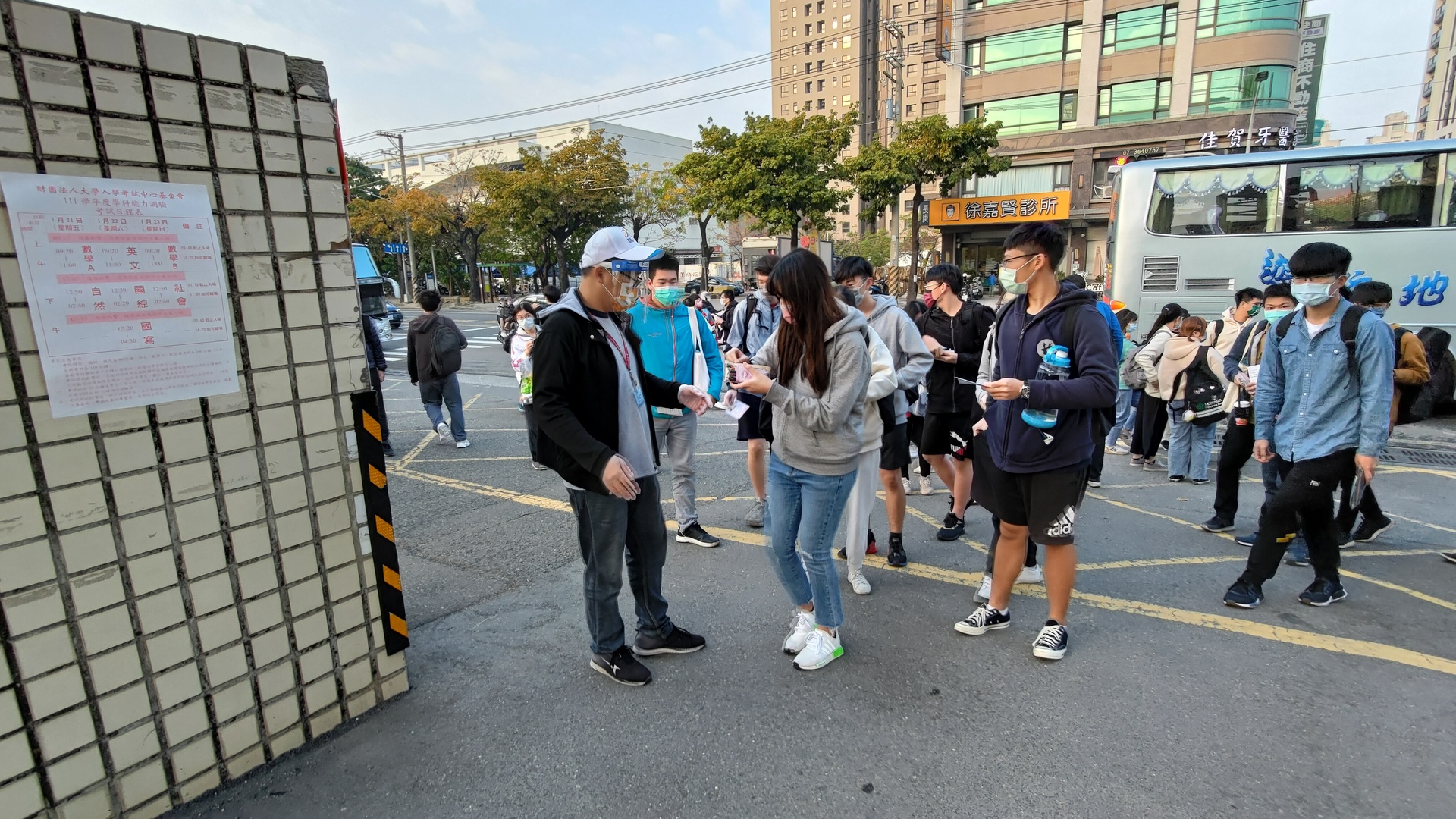 111大學學測今（21）日登場，高雄大學負責高雄三考區，落實防疫規定02
