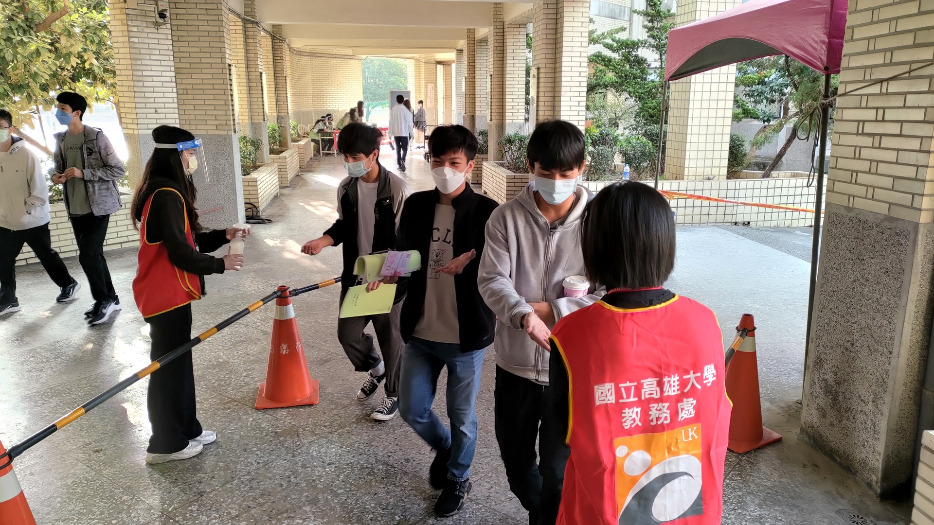 111大學學測今（21）日登場，高雄大學負責高雄三考區，落實防疫規定04