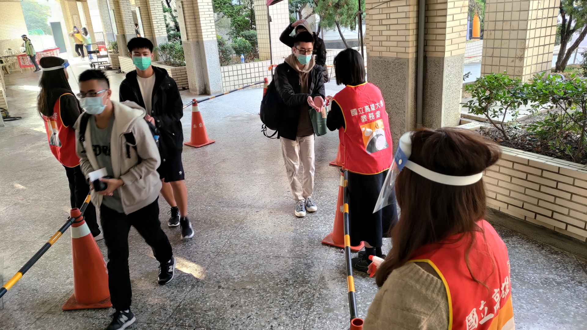 111大學學測今（21）日登場，高雄大學負責高雄三考區，落實防疫規定05