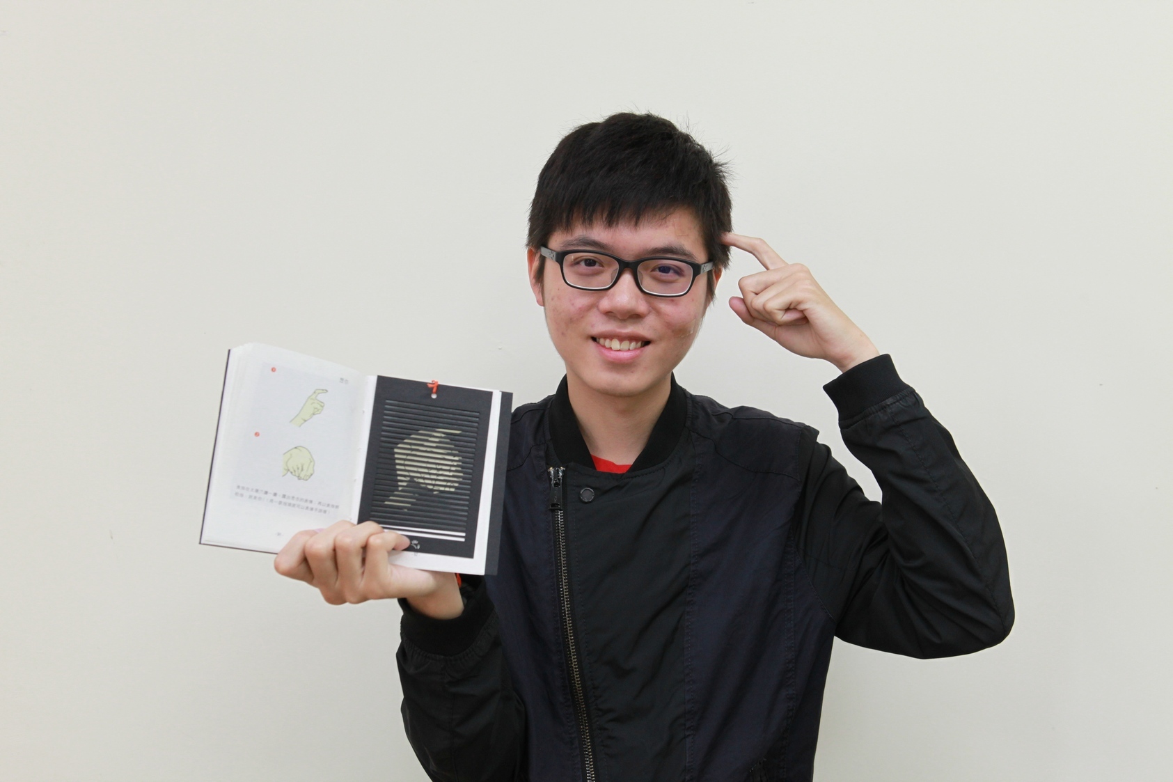 創建系學生江柏逸創作「互動手語書」，獲美國IDA國際設計獎銅獎肯定。