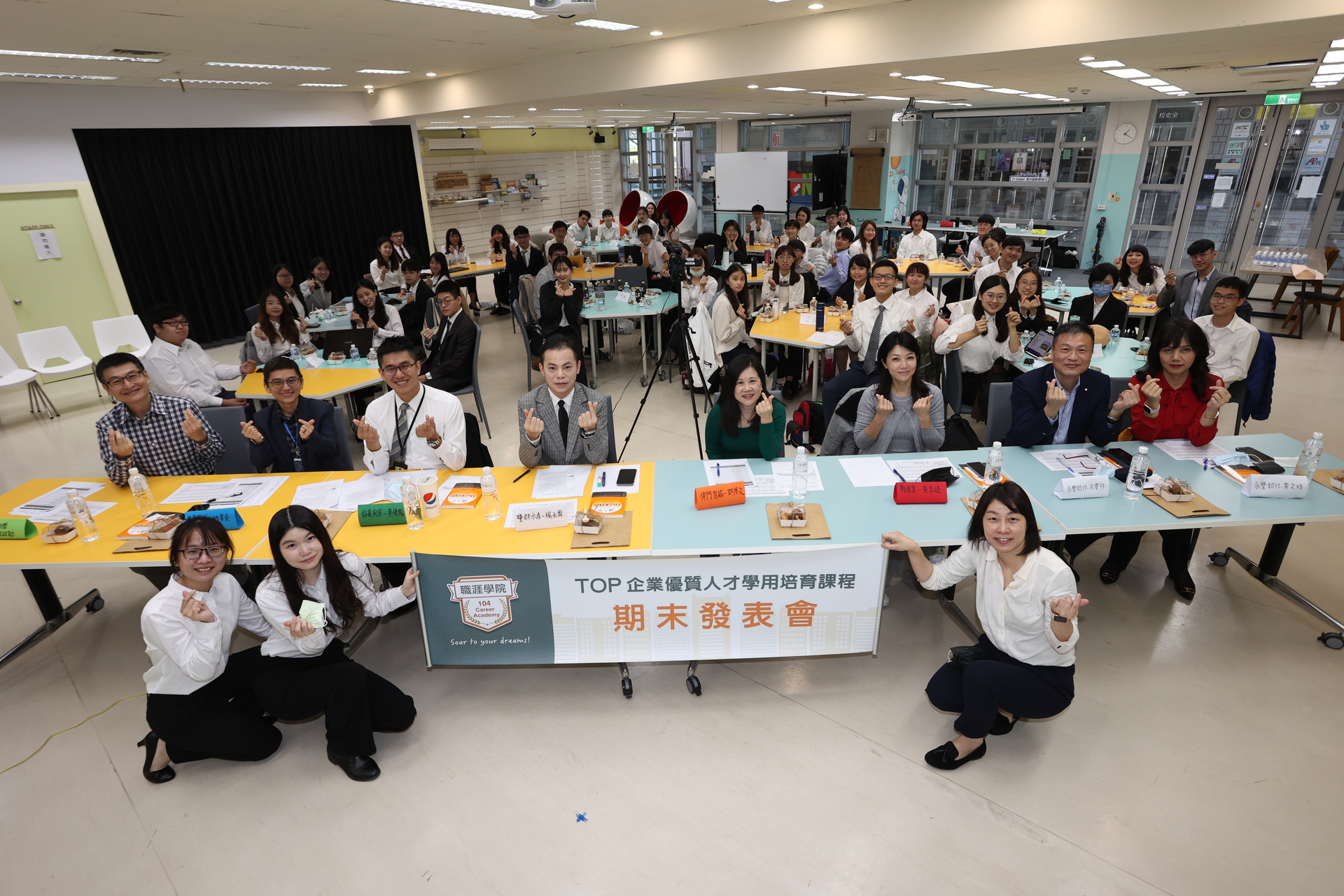 【照片於2022年01月04日拍攝】國立高雄大學、104人力銀行、企業界合作的「TOP (Talent Optimization Program) 企業優質人才學用培育課程」日前舉辦期末成果發表會。