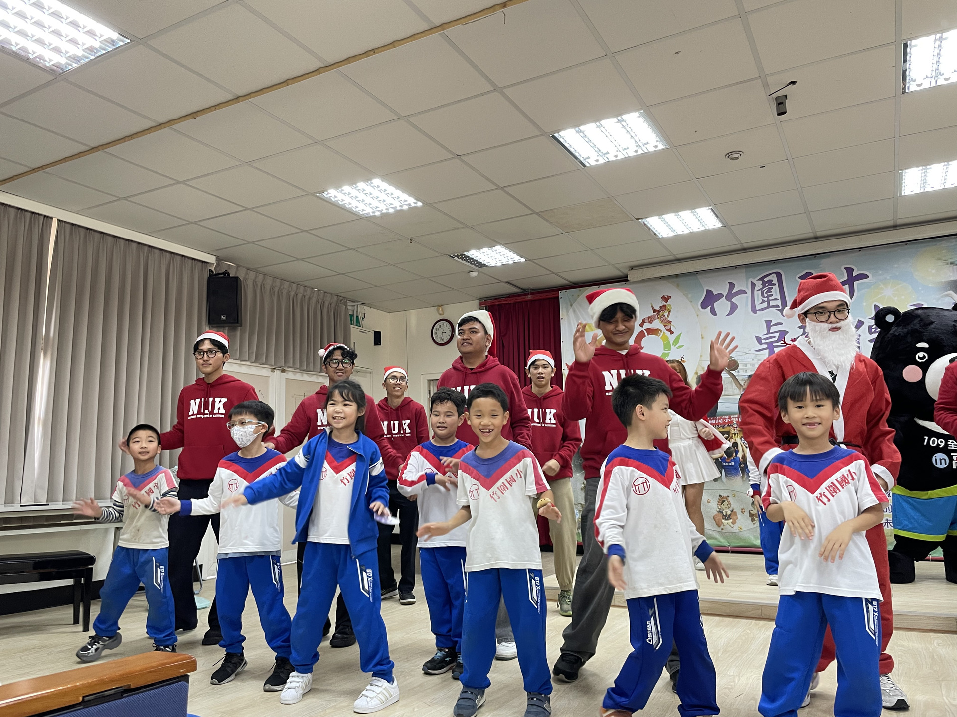 高雄大學境外生 走入社區小學散播聖誕溫暖 002圖片