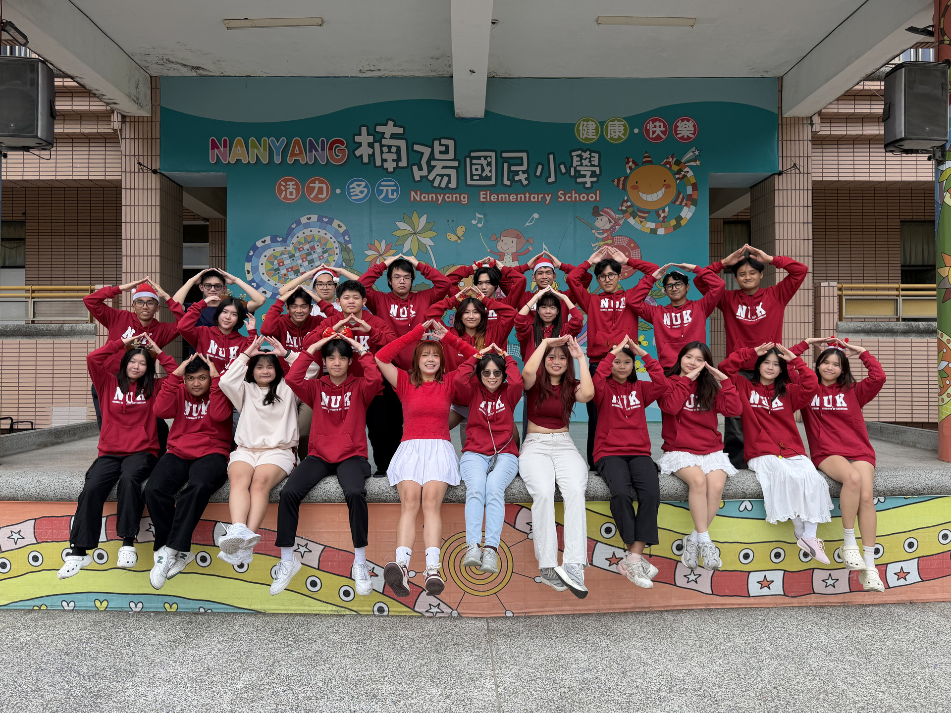 高雄大學境外生 走入社區小學散播聖誕溫暖 003圖片