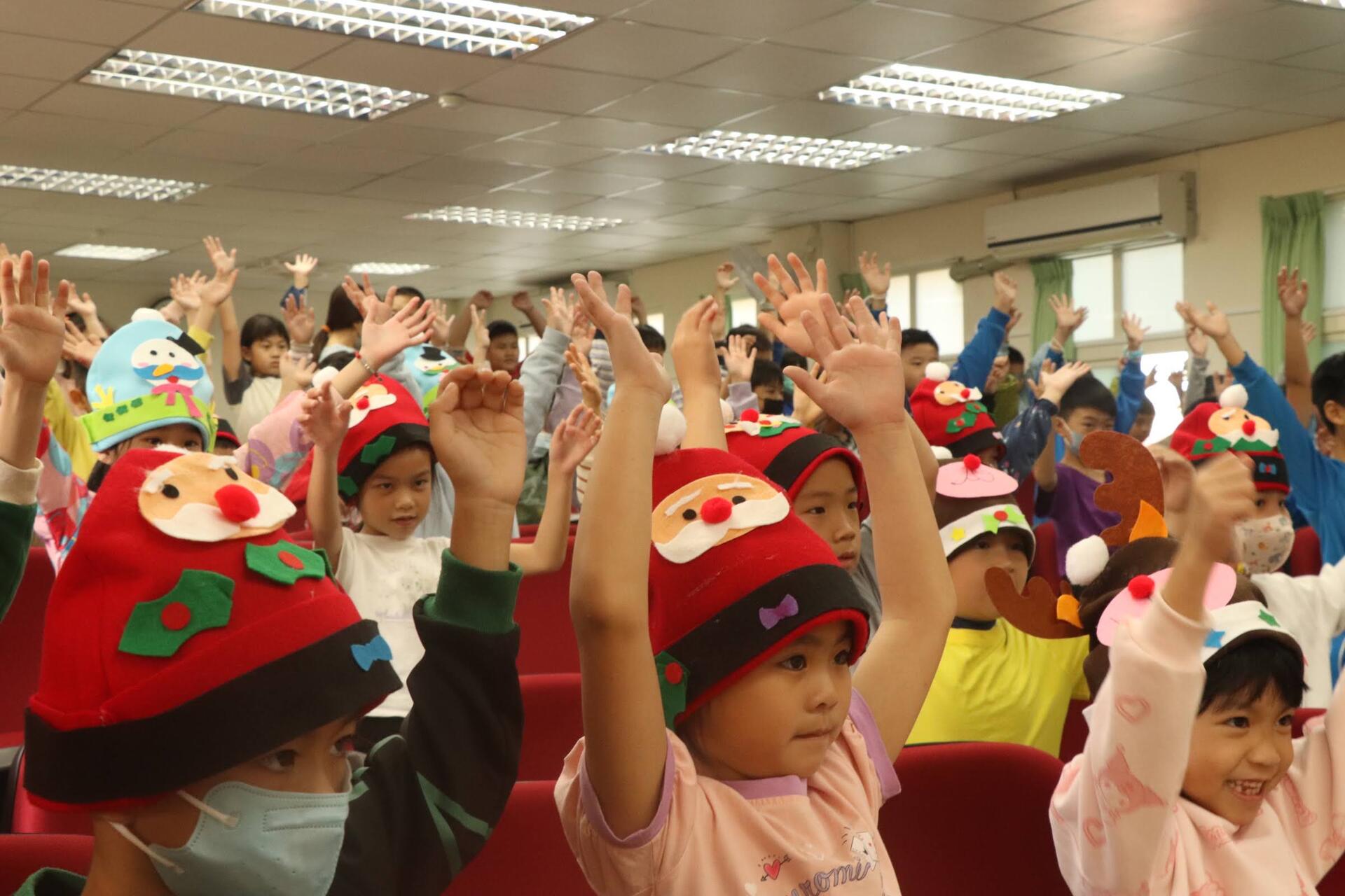 高雄大學境外生 走入社區小學散播聖誕溫暖 007圖片