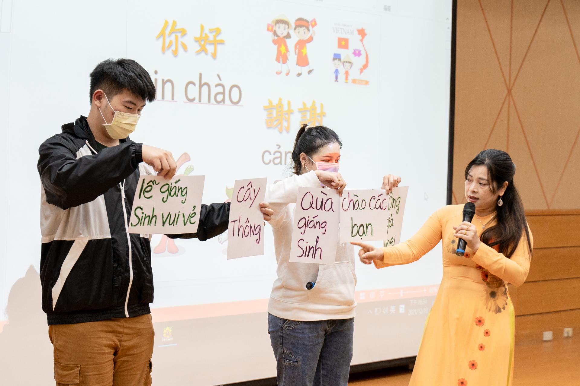 高雄大學學務處與新住民子女社17日舉辦「多元文化耶誕晚會」007