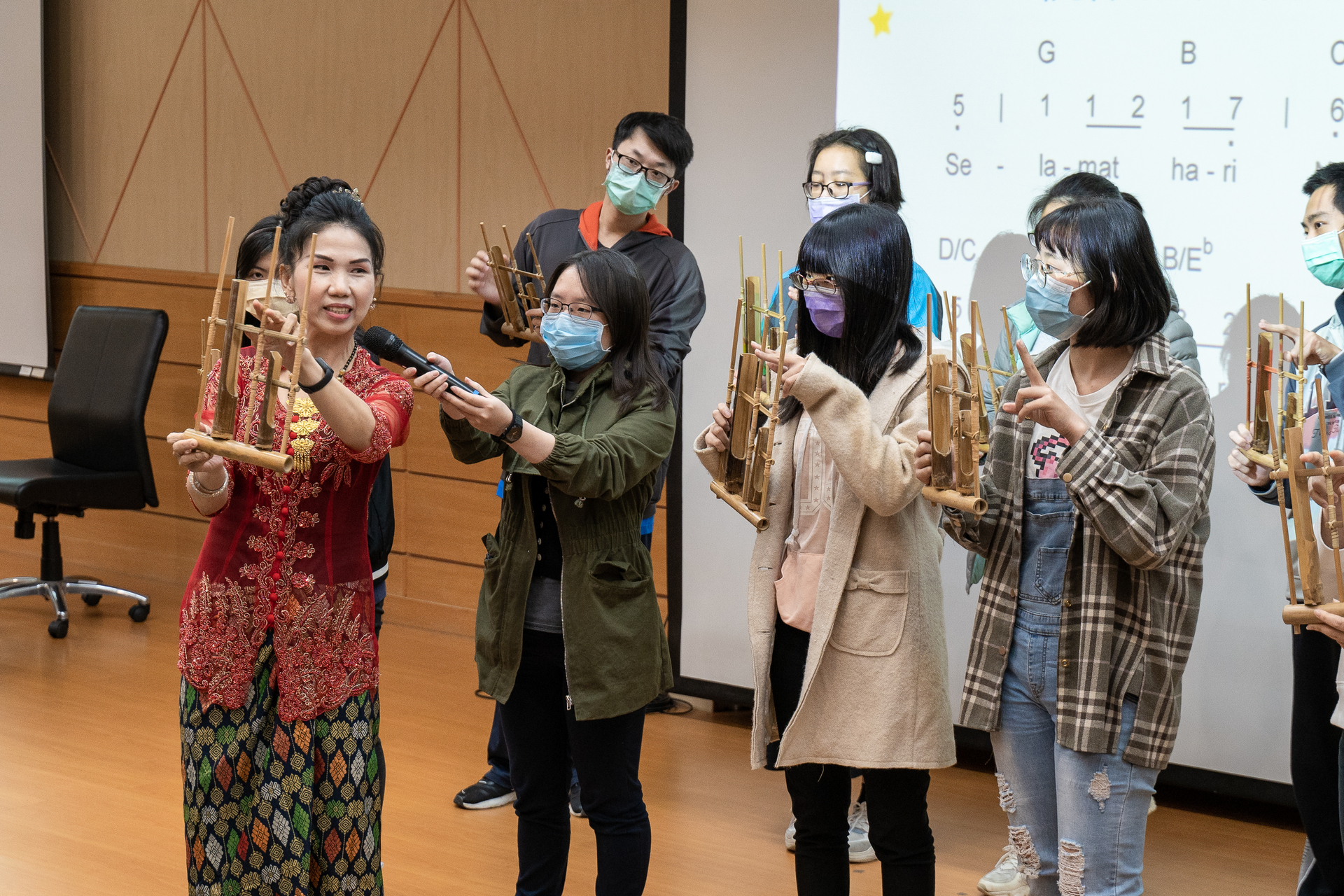 高雄大學學務處與新住民子女社17日舉辦「多元文化耶誕晚會」011