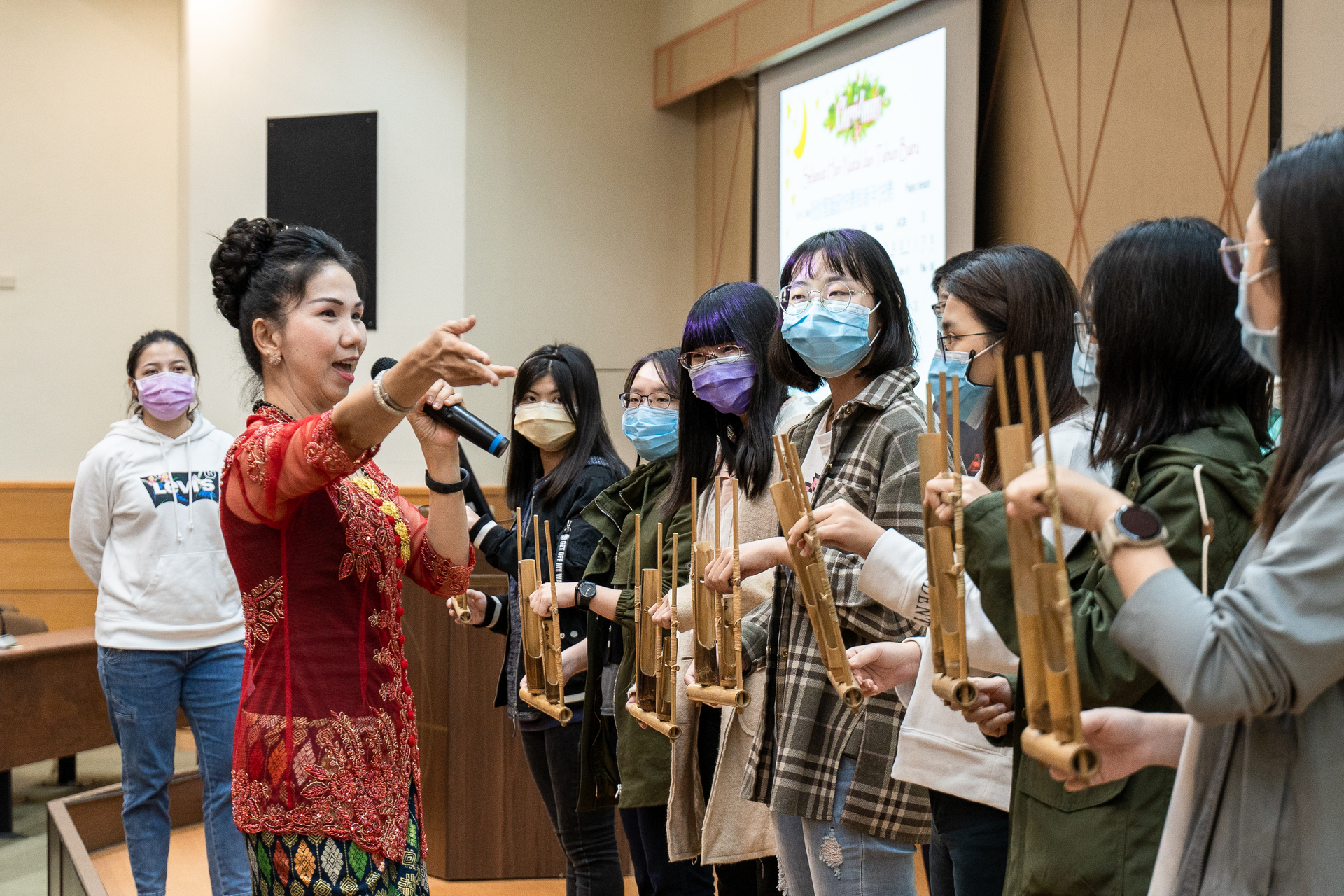 高雄大學學務處與新住民子女社17日舉辦「多元文化耶誕晚會」012