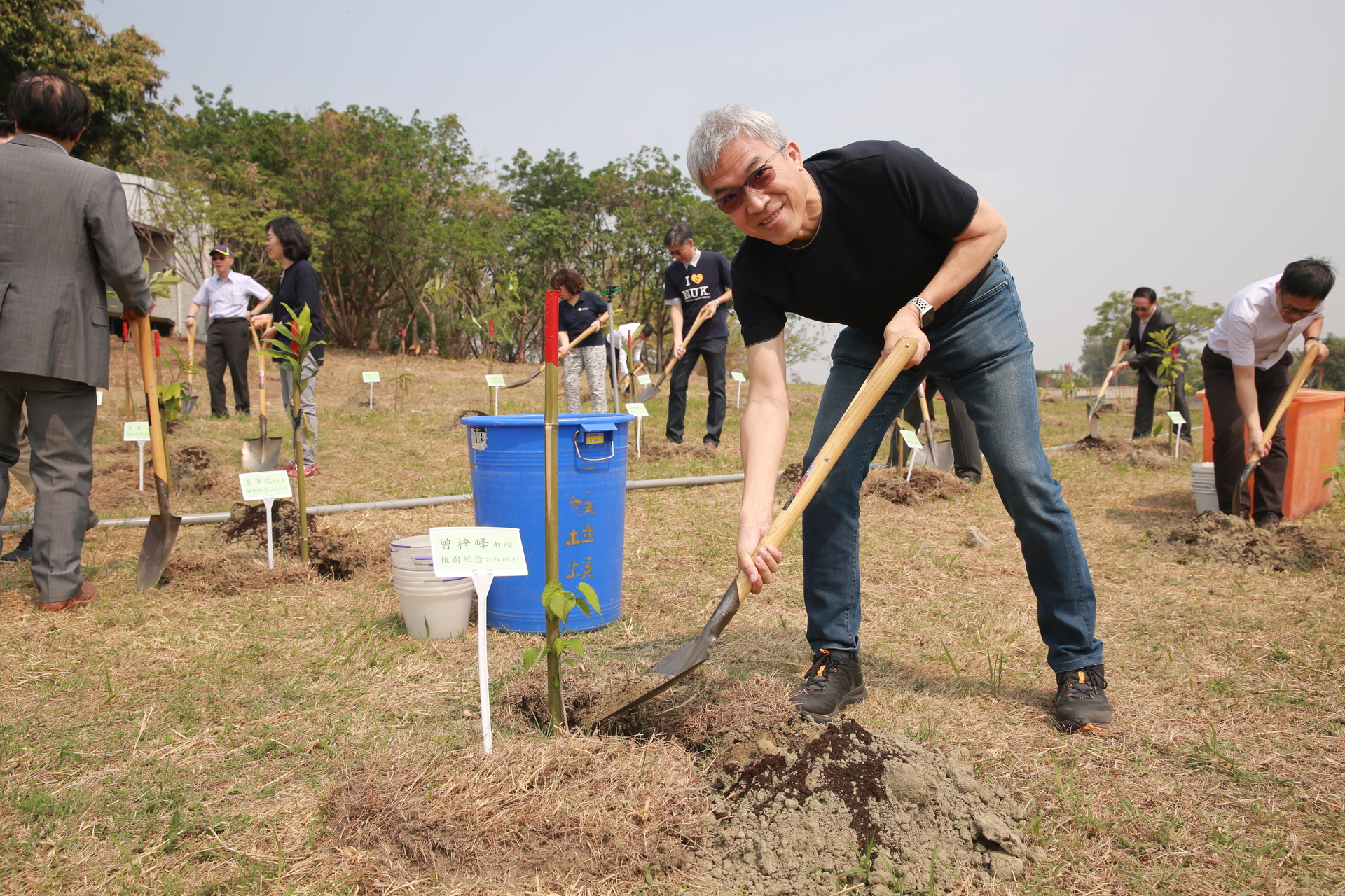 服務滿20年的建築系教授曾梓峰出席植樹活動